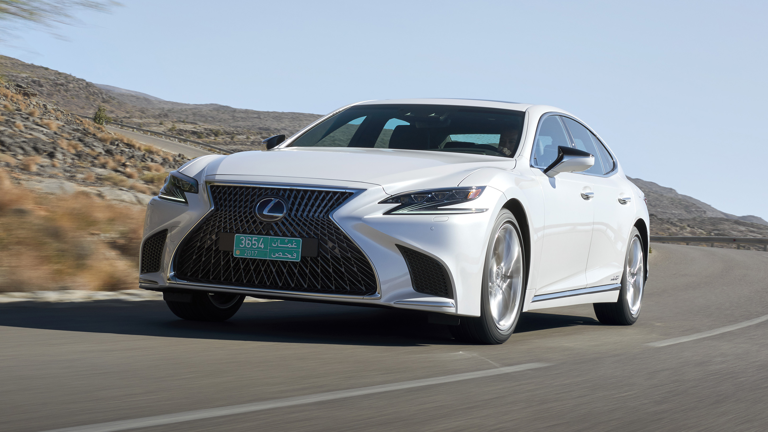 109_lexus_ls500h_sonicwhite_dynamic.jpg