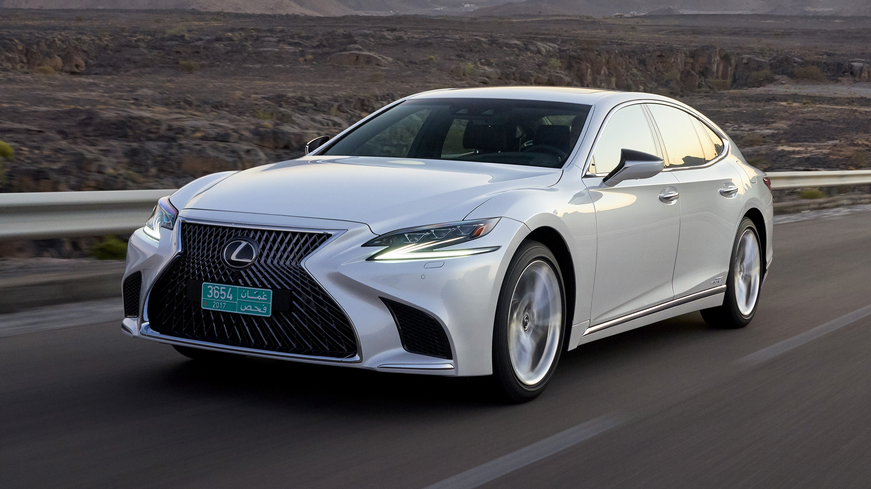 126_lexus_ls500h_sonicwhite_dynamic.jpg