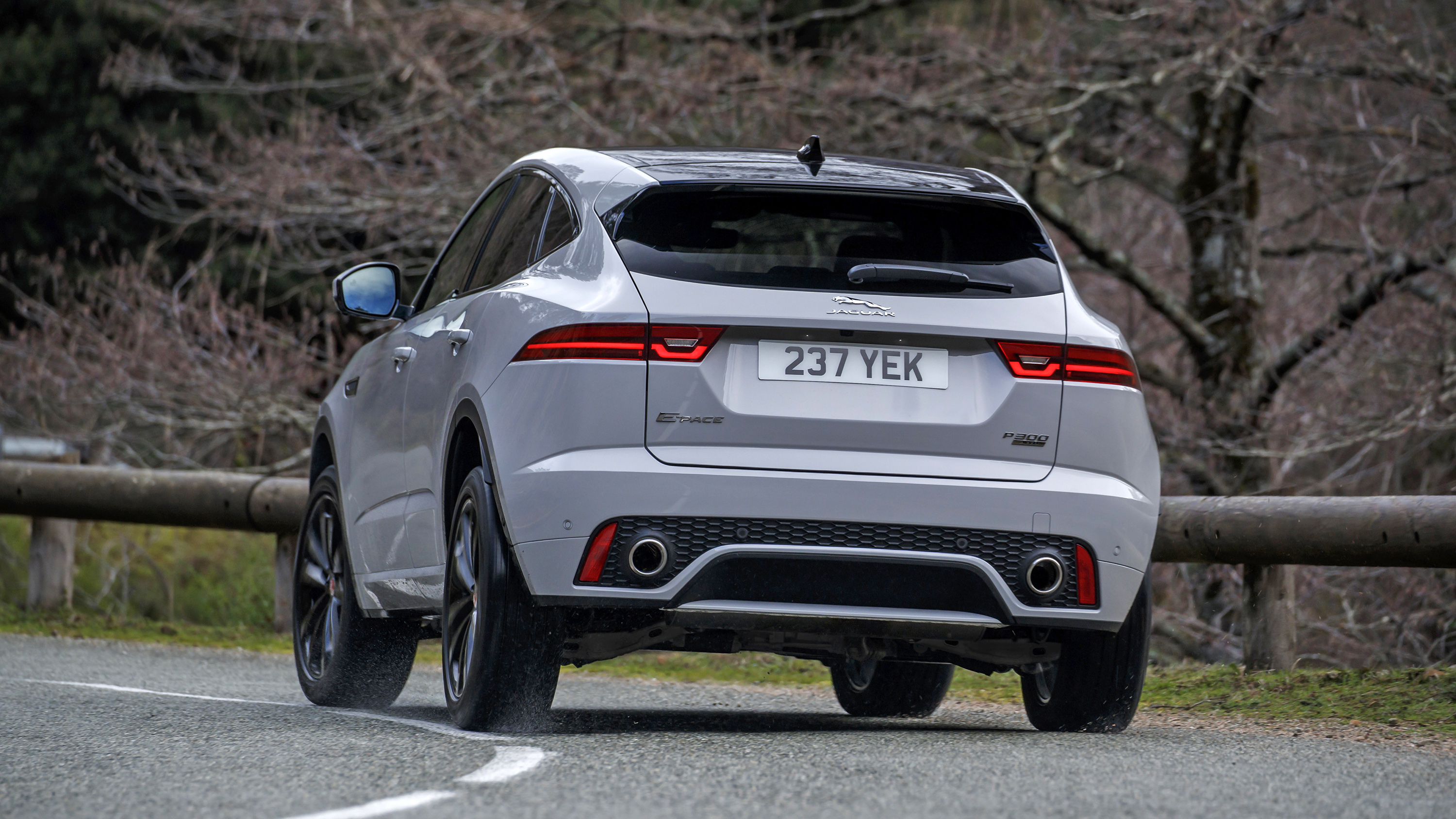 e-pace_r-dynamic_p300_borascogrey_064.jpg
