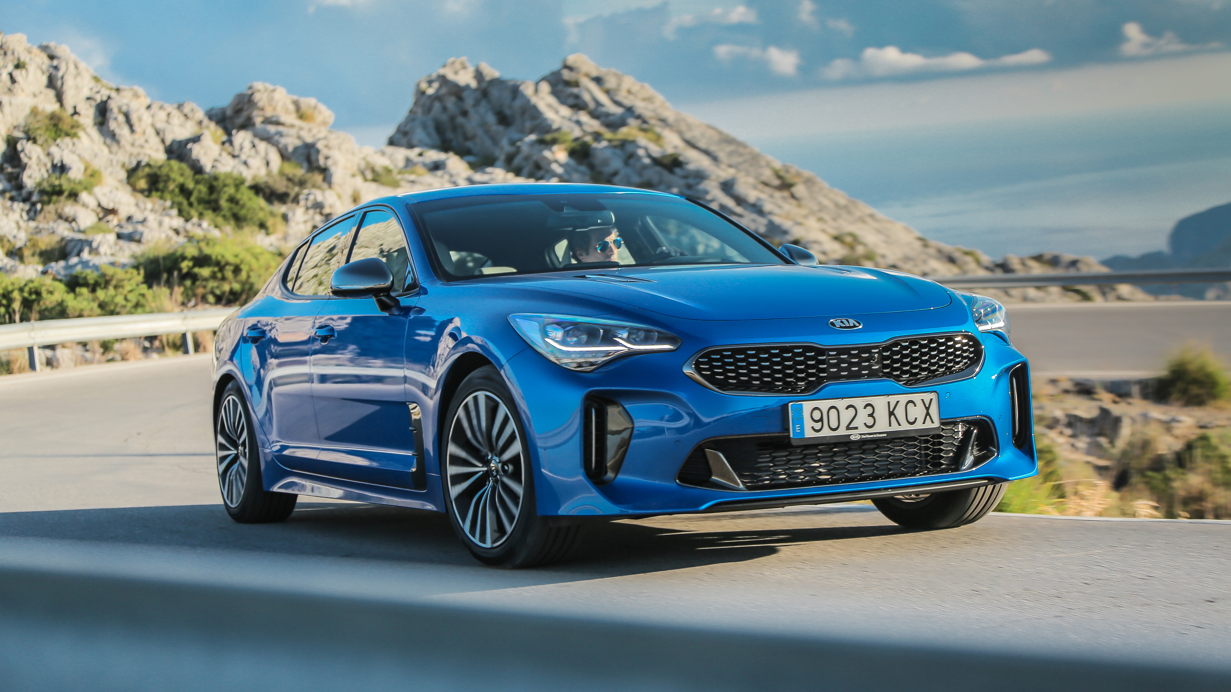 kia_stinger_blue_dynamic_11.jpg