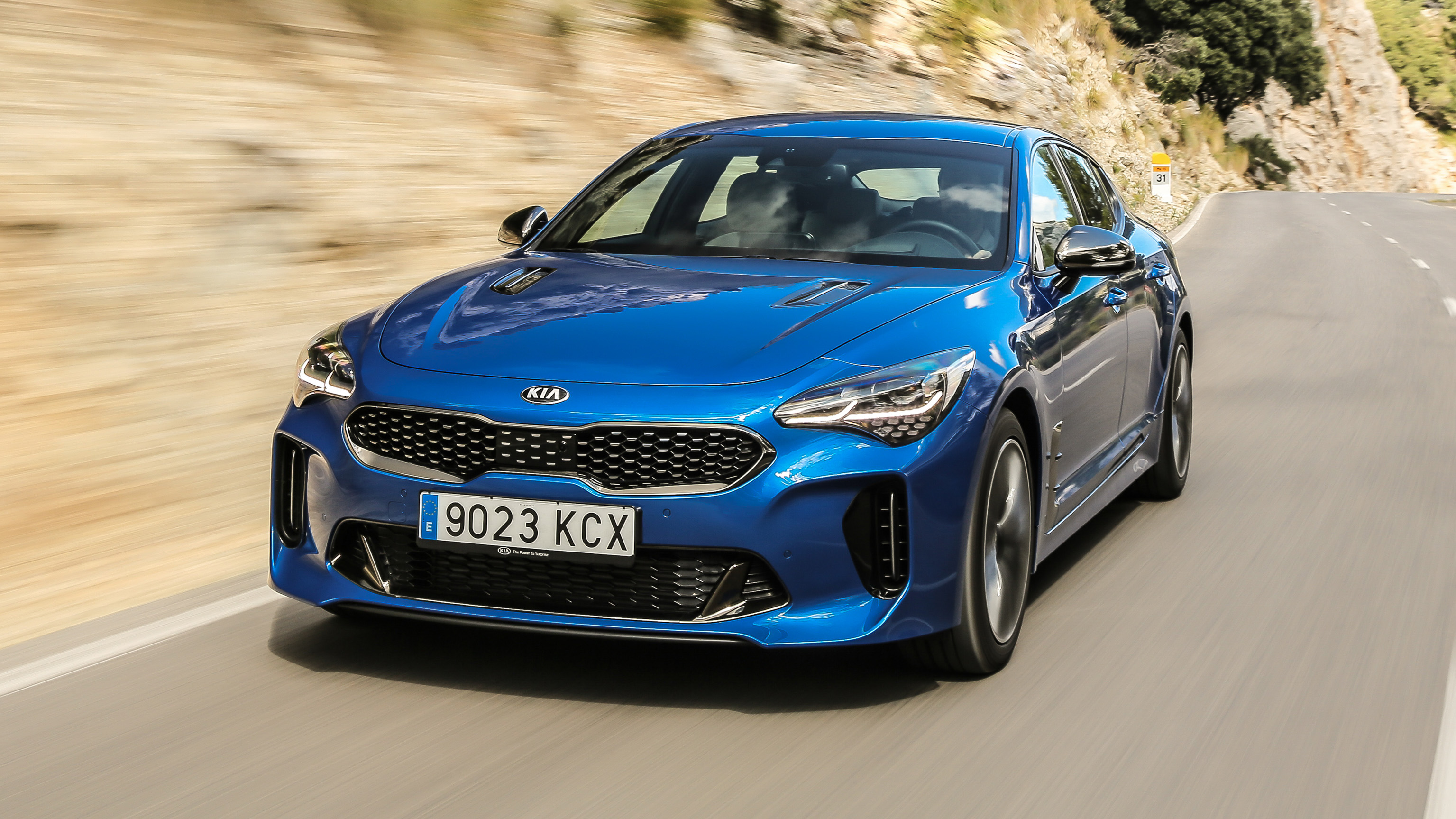 kia_stinger_blue_dynamic_20.jpg