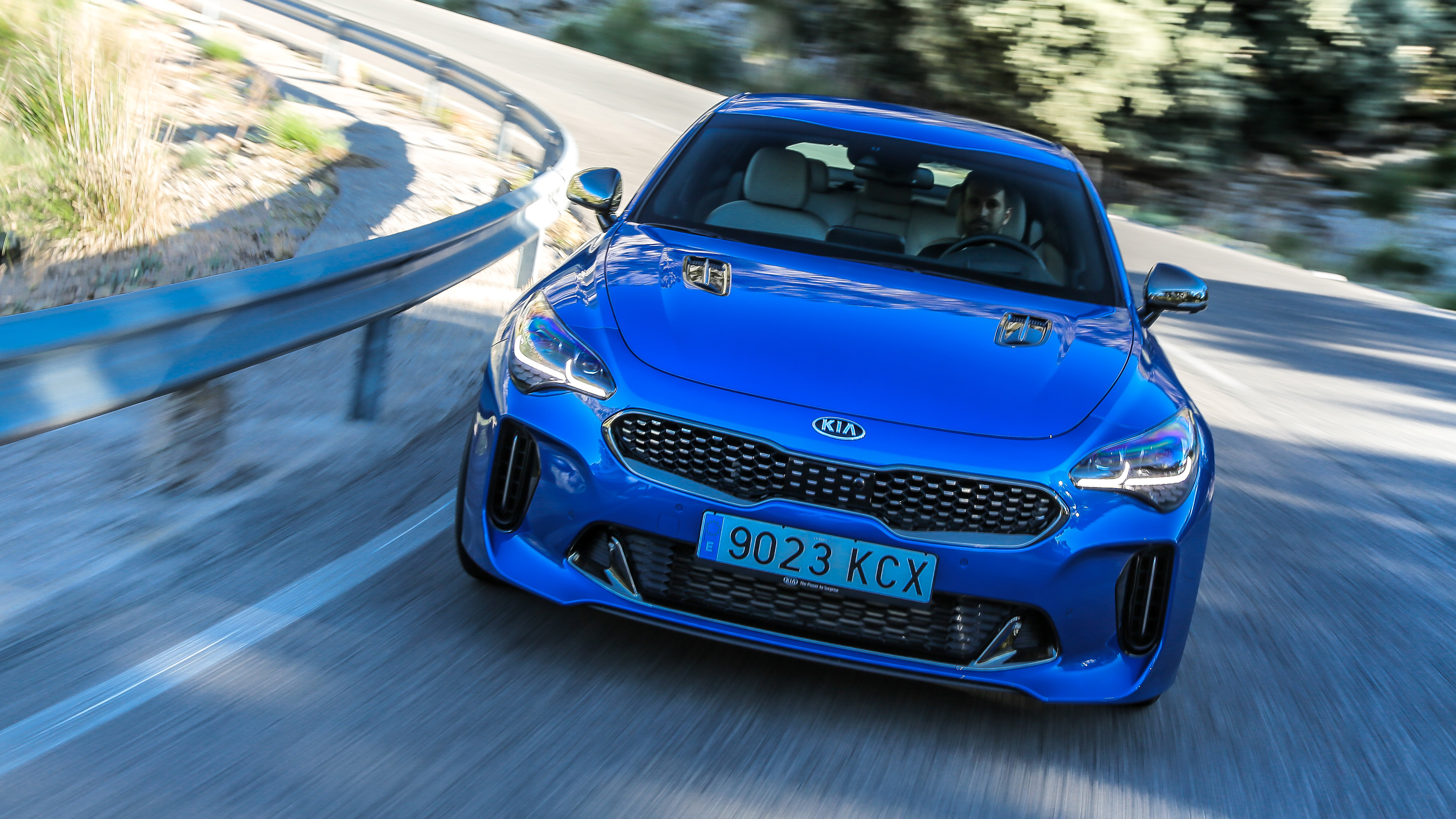 kia_stinger_blue_dynamic_9.jpg