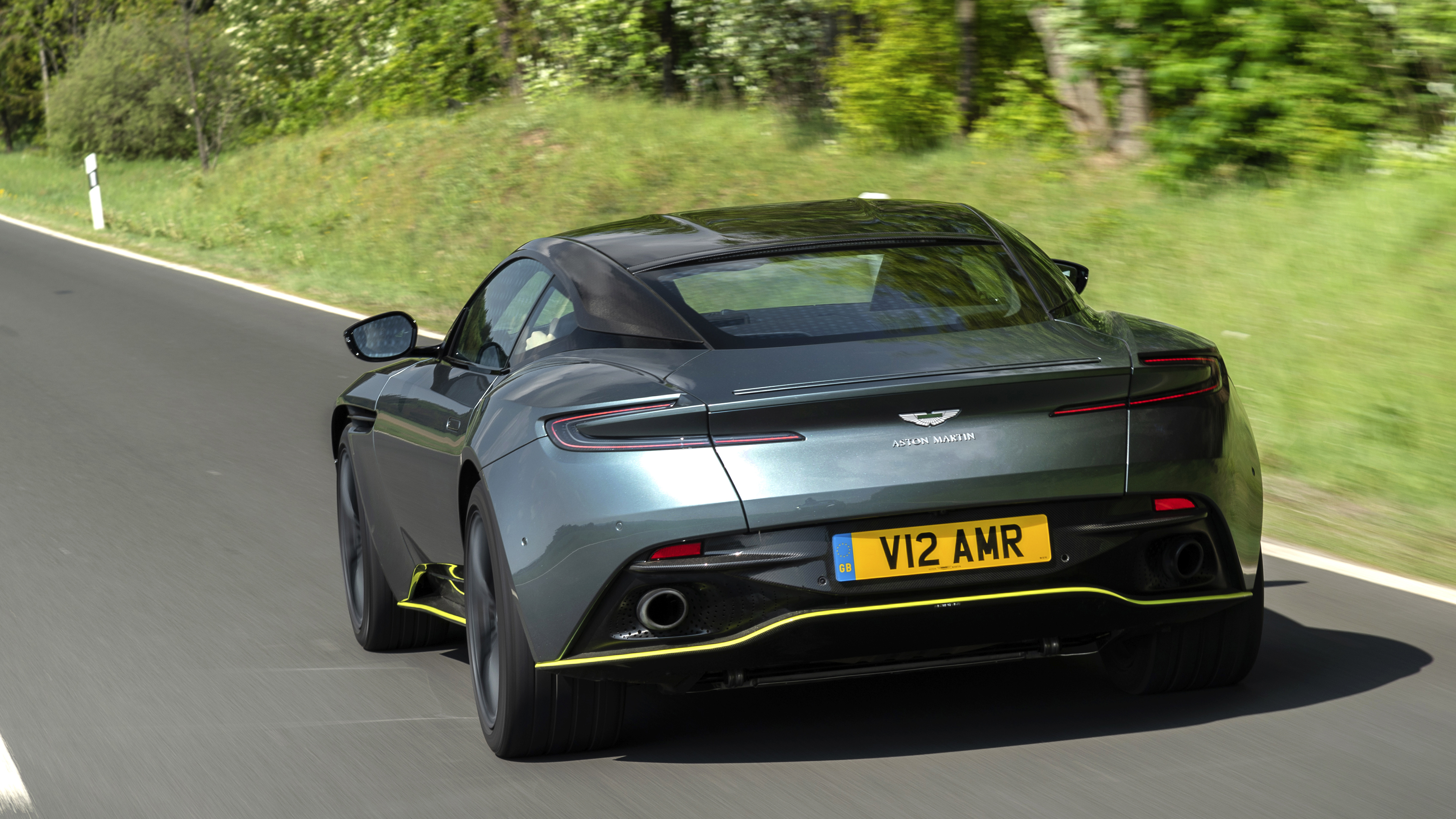 aston_martin_db11_amr_signature_edition_23994.jpg