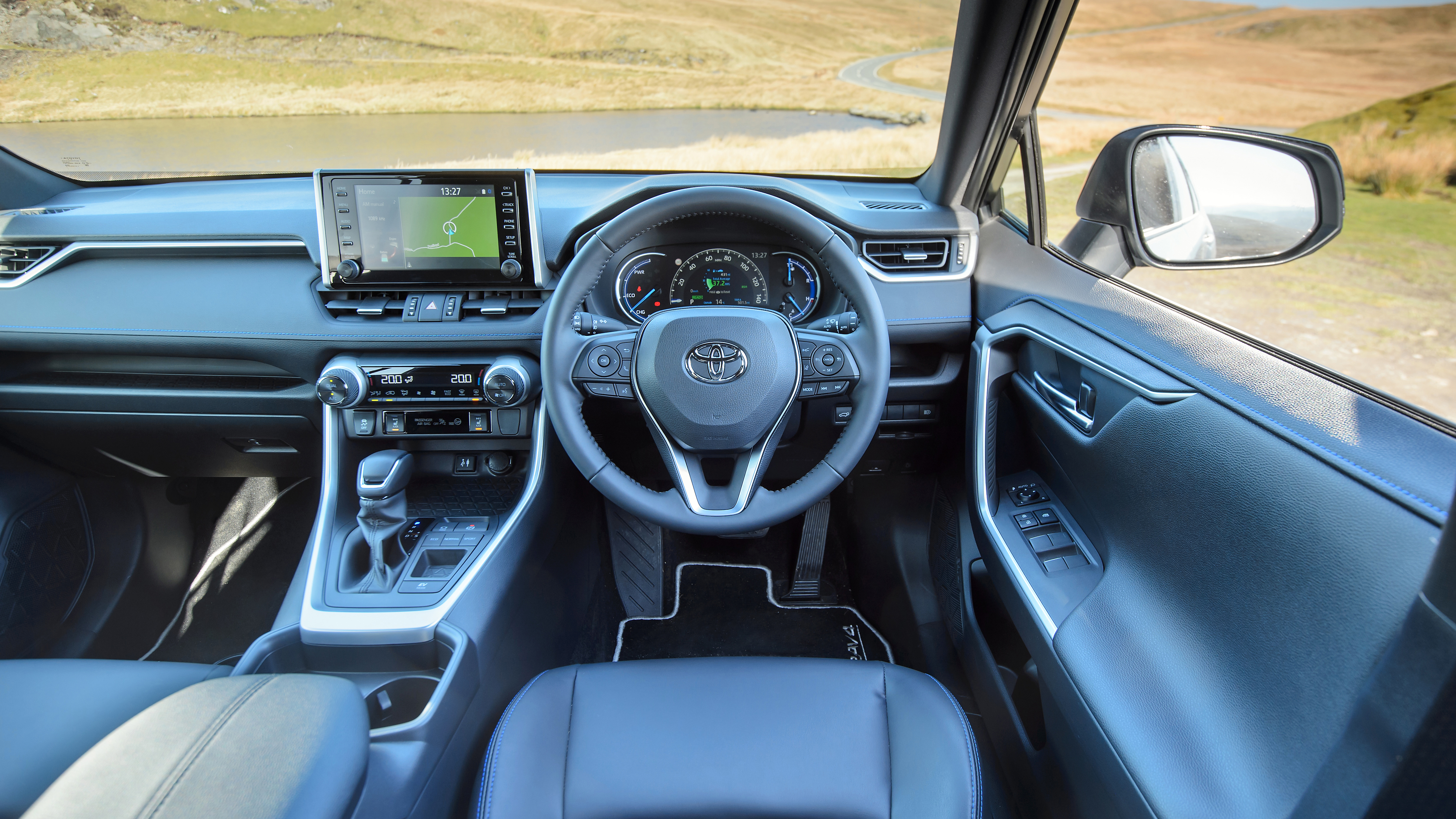 rav4-2wd-hybrid-dynamic-interior-6.jpg