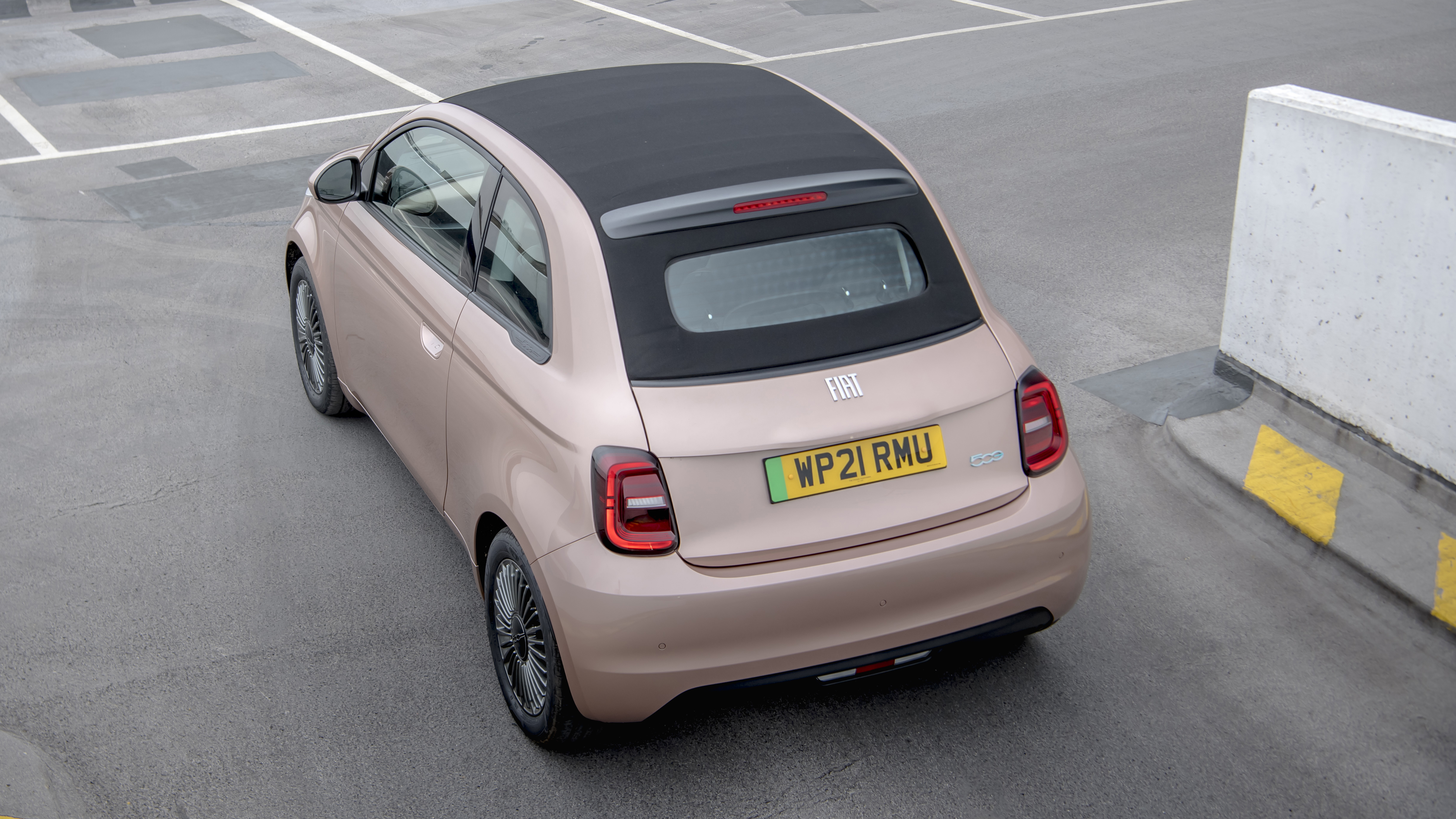 Fiat 500C with its roof closed