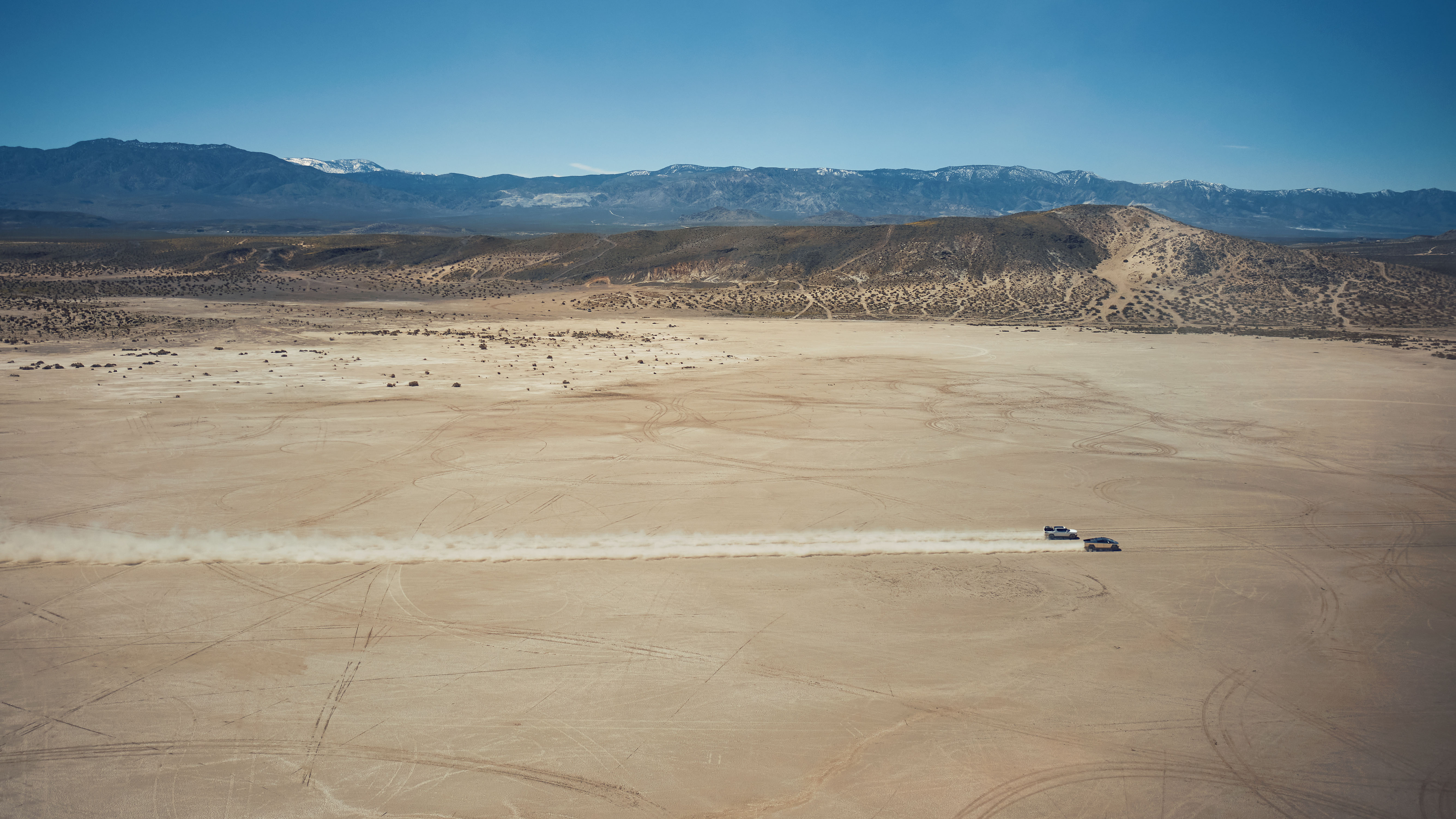 Tesla Cybertruck / Rivian R1T 