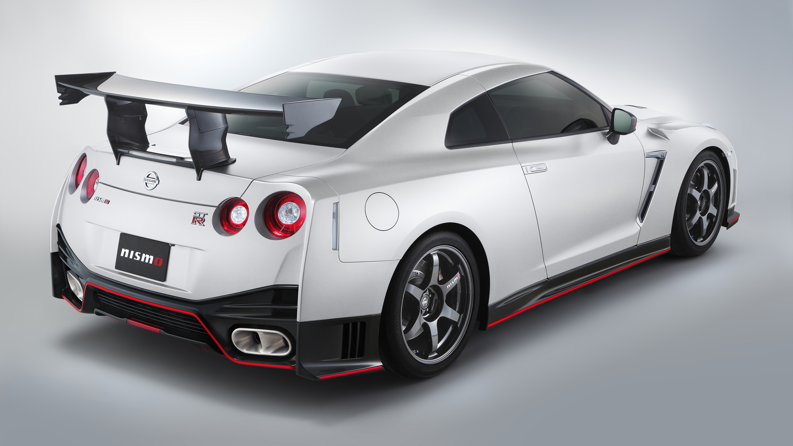 gt_r_nismo_n_attack_package_rr_white.jpg