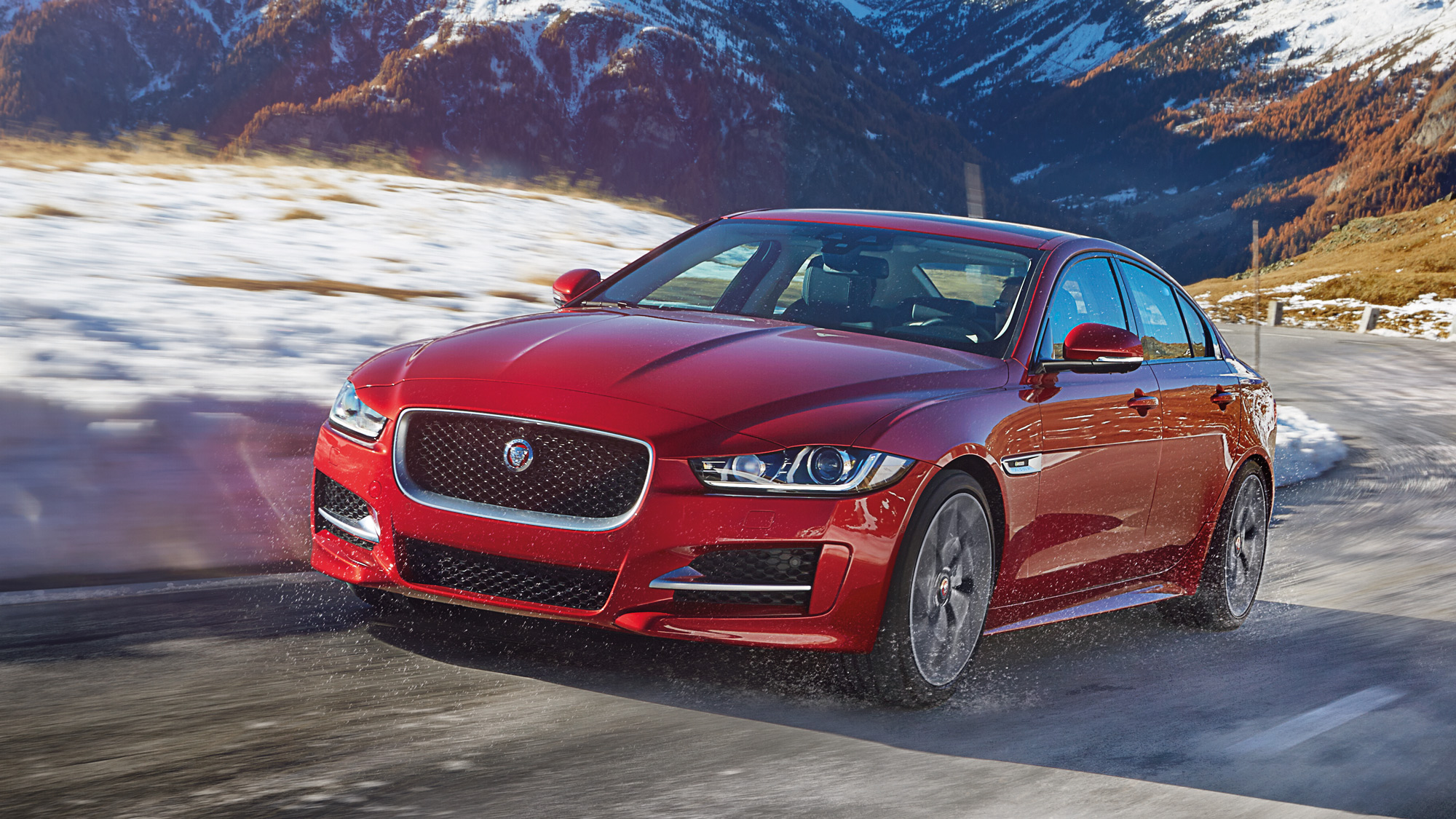 jaguar_xe_awd_location_03.jpg