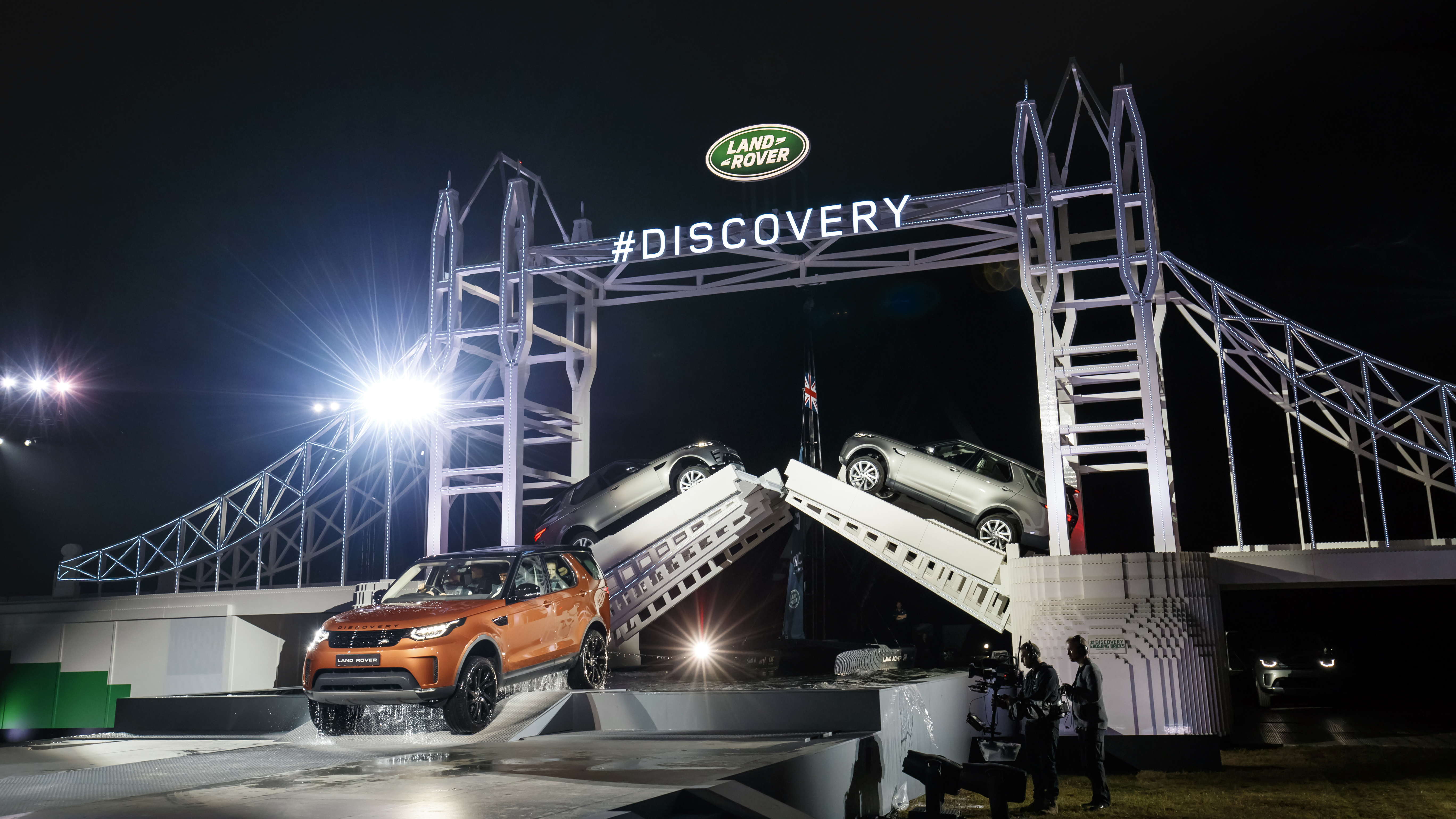ben_ainslie_-_land_rover_bar_team_principal_-_drives_the_new_land_rover_discovery_under_the_record-breaking_tower_bridge_at_packington_hall_solihull_uk.jpg