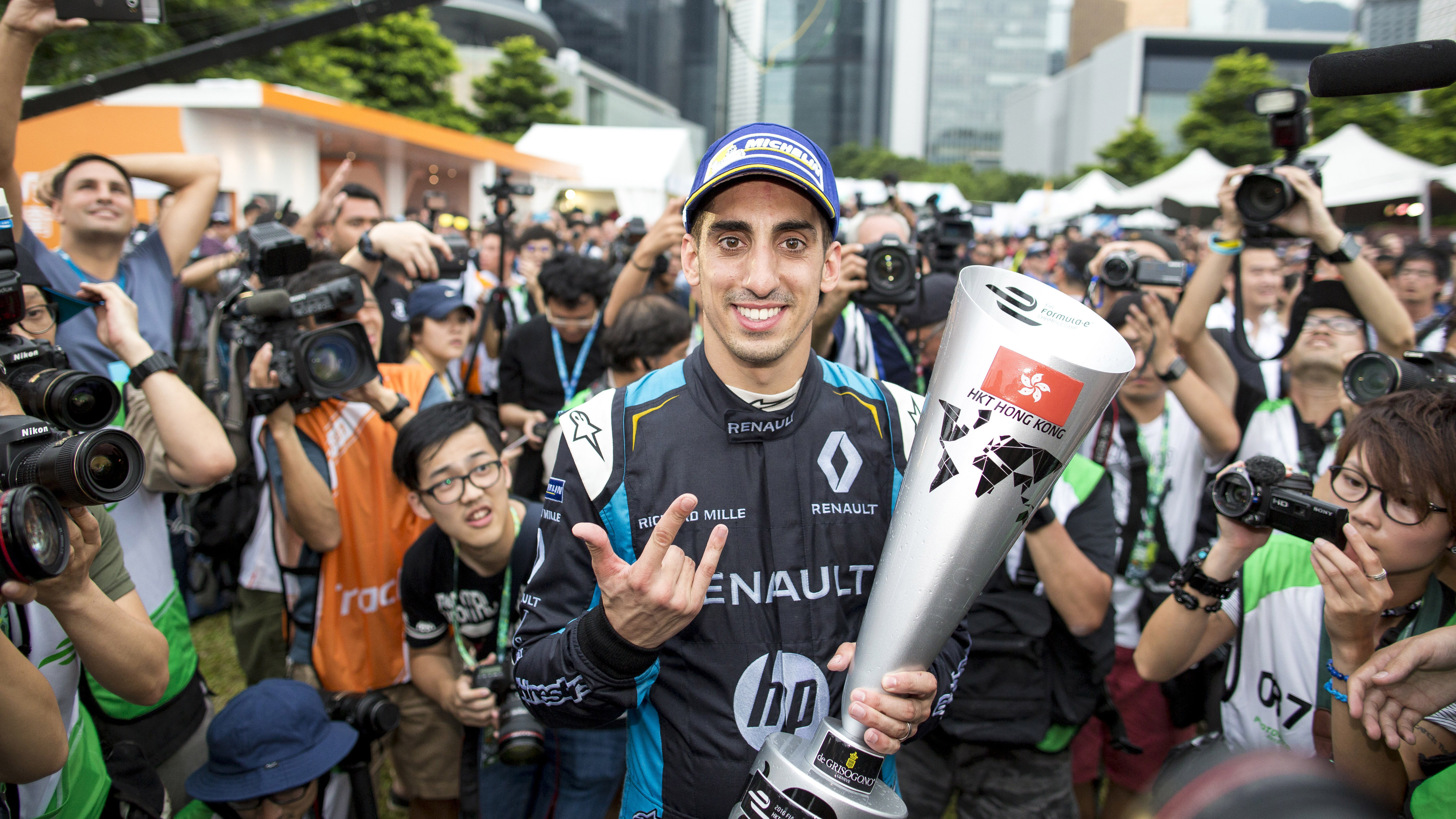 sebastien_buemi_wins_hk_eprix_091016_1.jpg