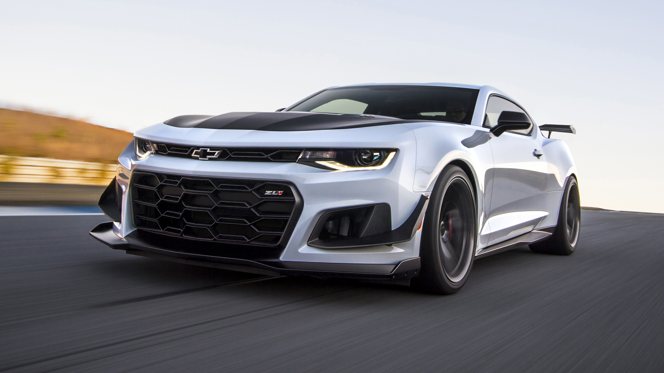 2018-chevrolet-camaro-zl1-1le-003-1_1.jpg