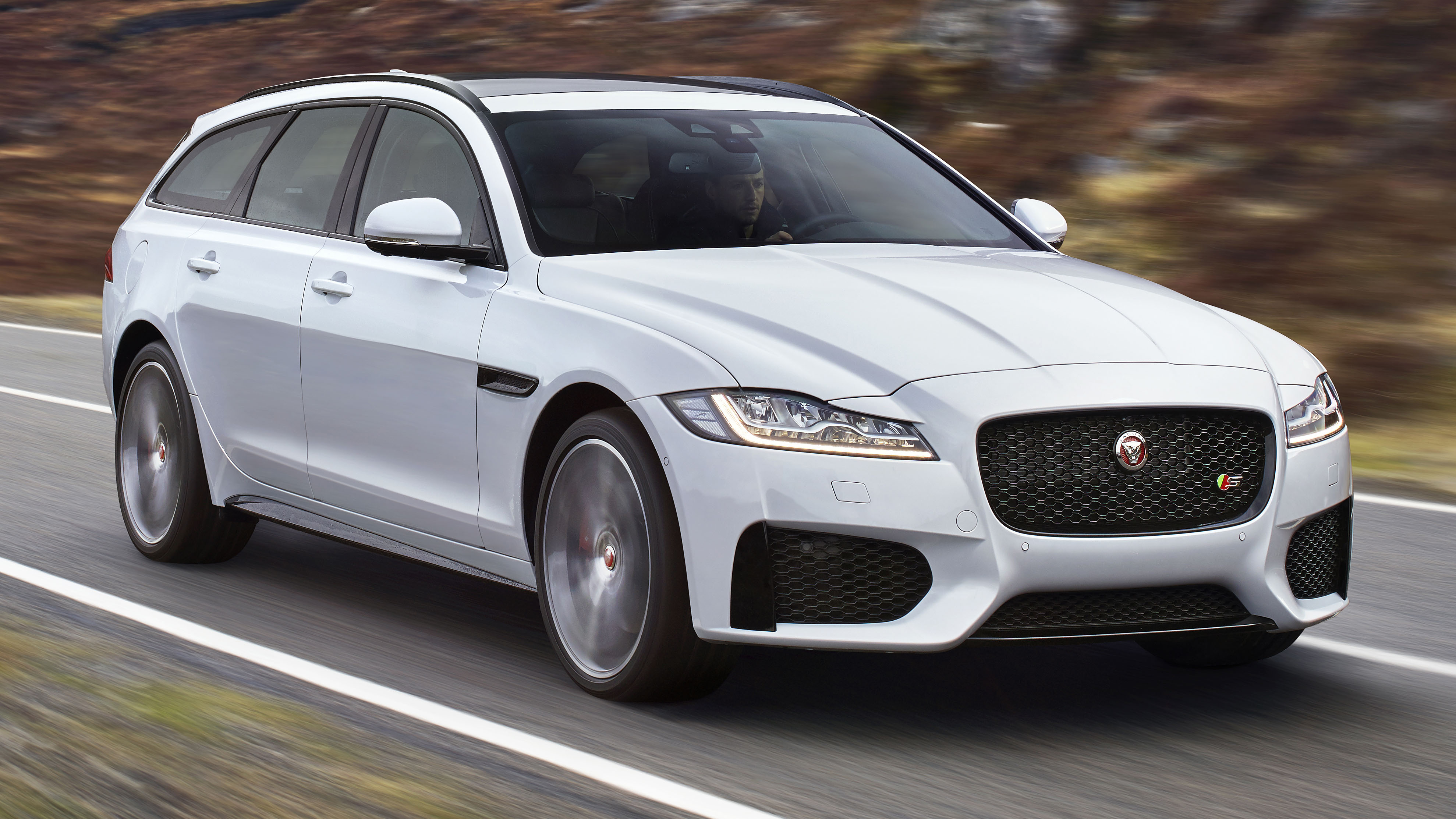 jaguar_xf_sportbrake_location_exterior_140617_06.jpg