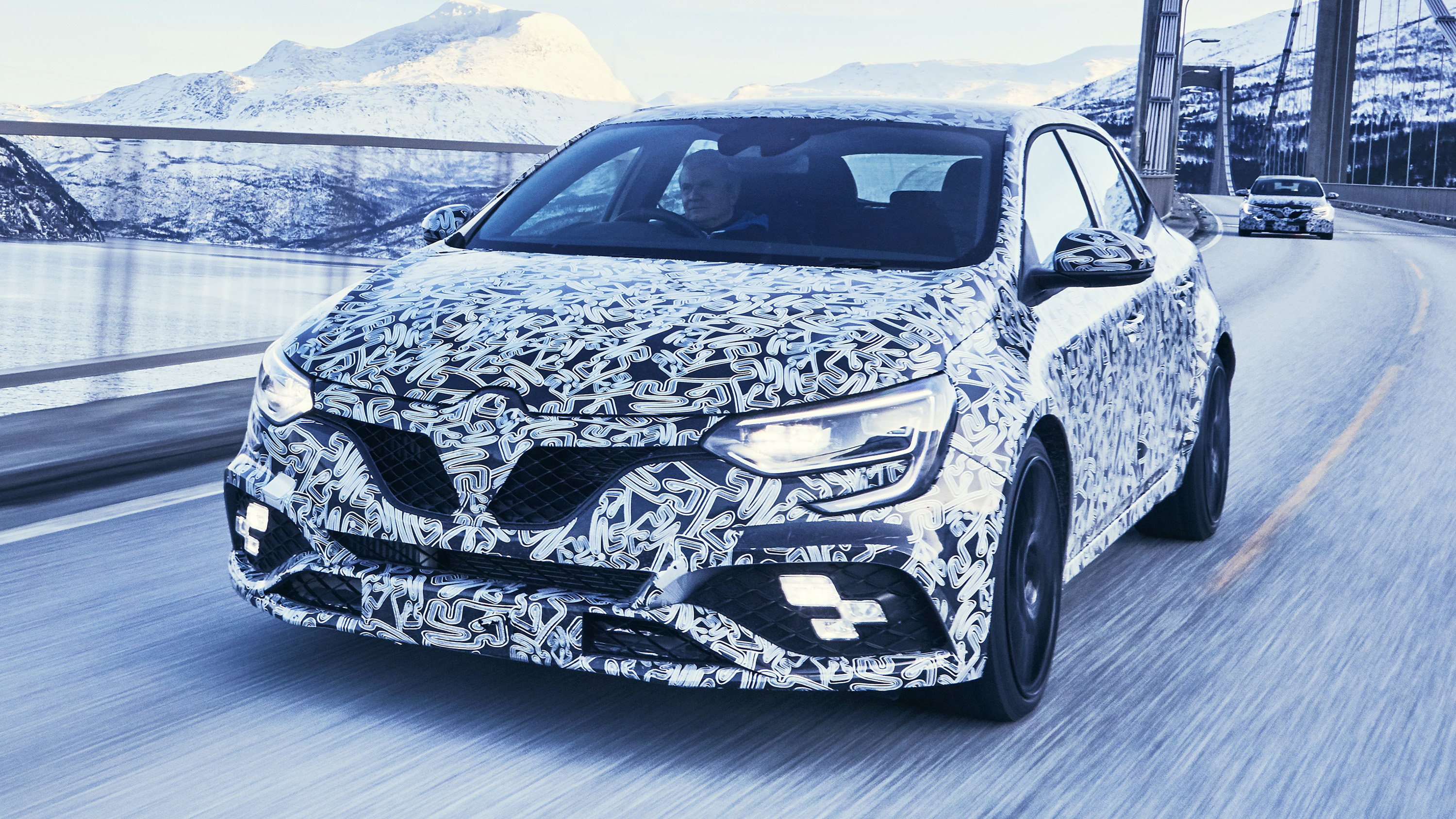 all-new_megane_renault_sport_to_offer_four-wheel_steering_and_a_choice_of_two_chassis_embargo_11h00_uk_230617_1.jpg