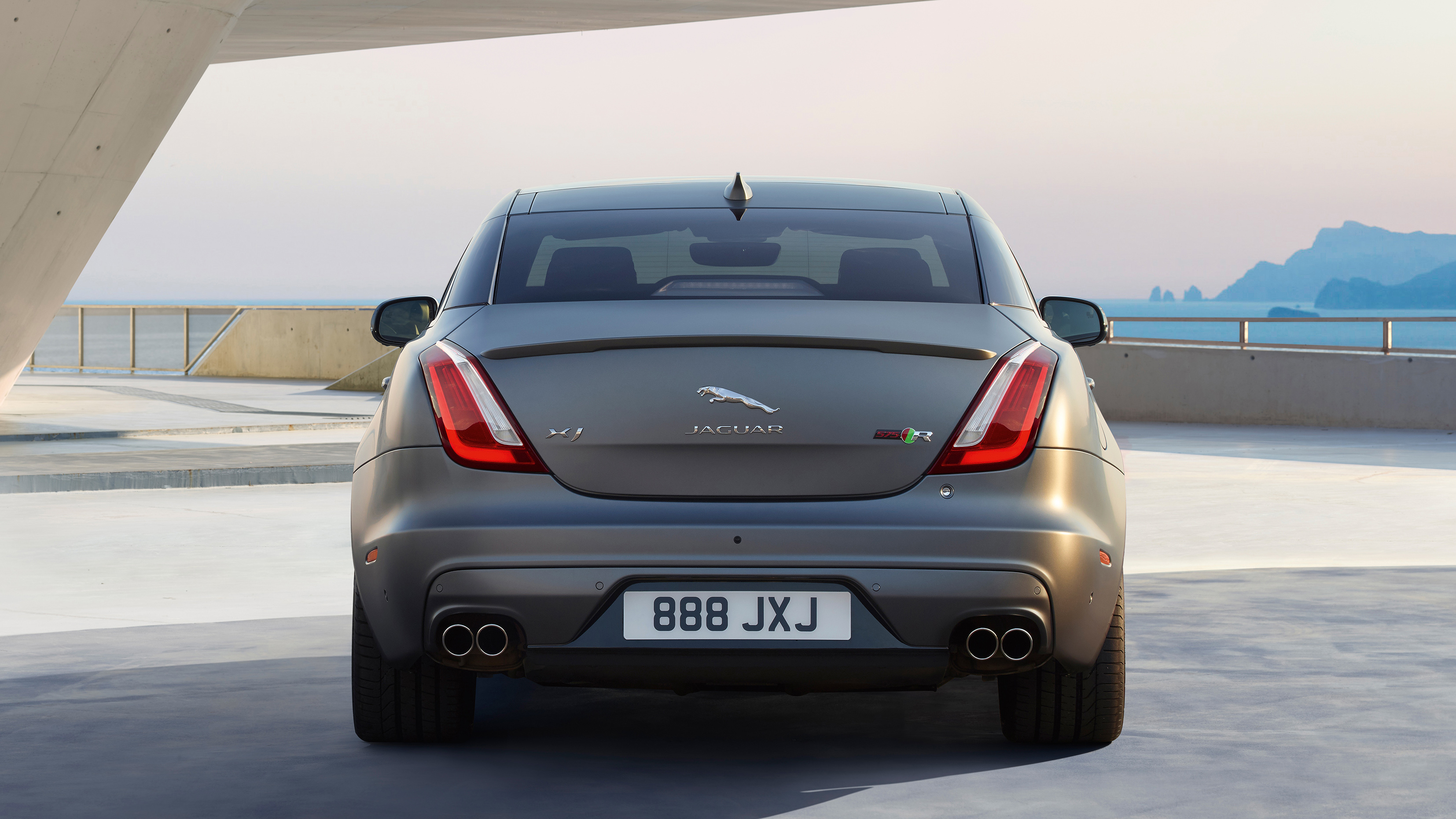 jaguar_xjr575_18my_005_glhd_crop.jpg