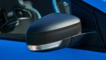 rs_edition_features_matte_black_roof_and_black_mirrors.jpg