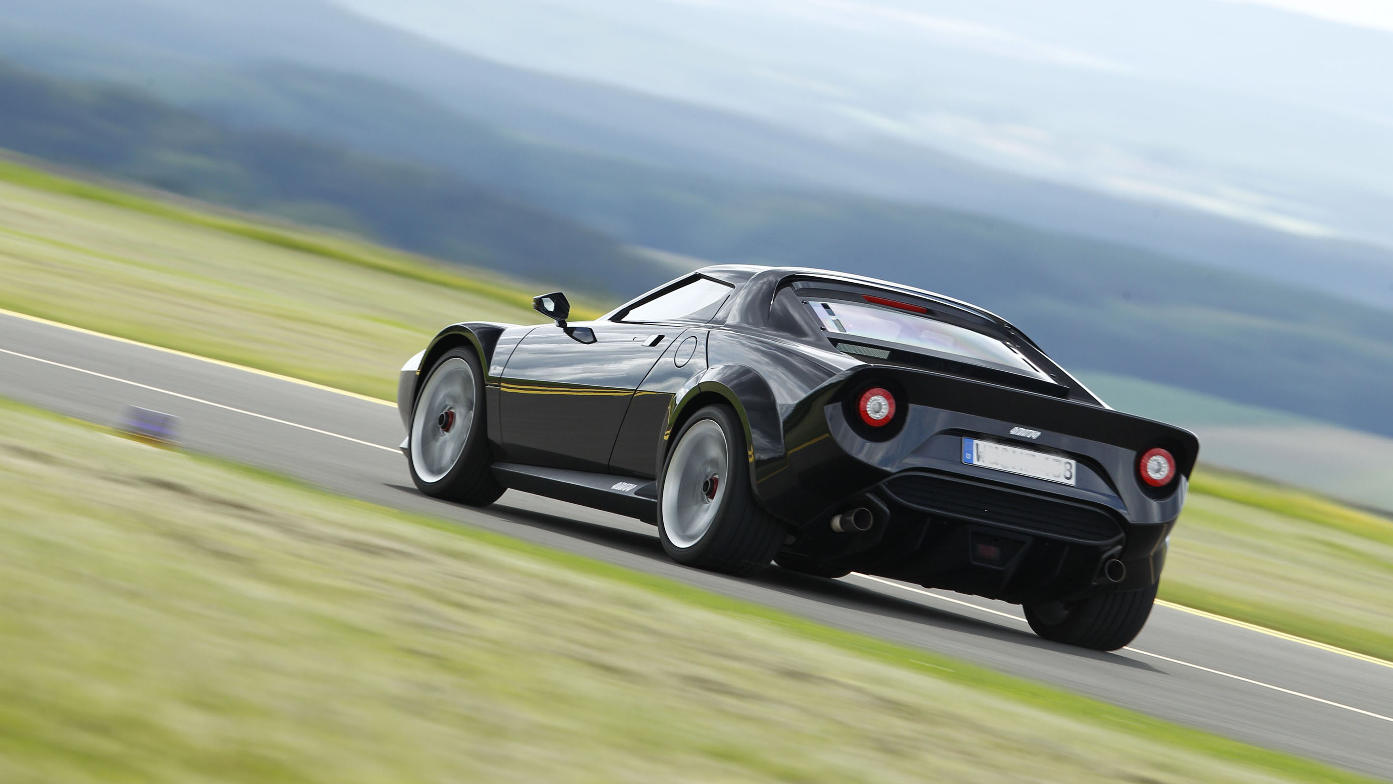 07._new_stratos_aussen_in_fahrt_14_li_.jpg