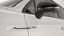 new_touareg_-_white_-_details_14.jpg