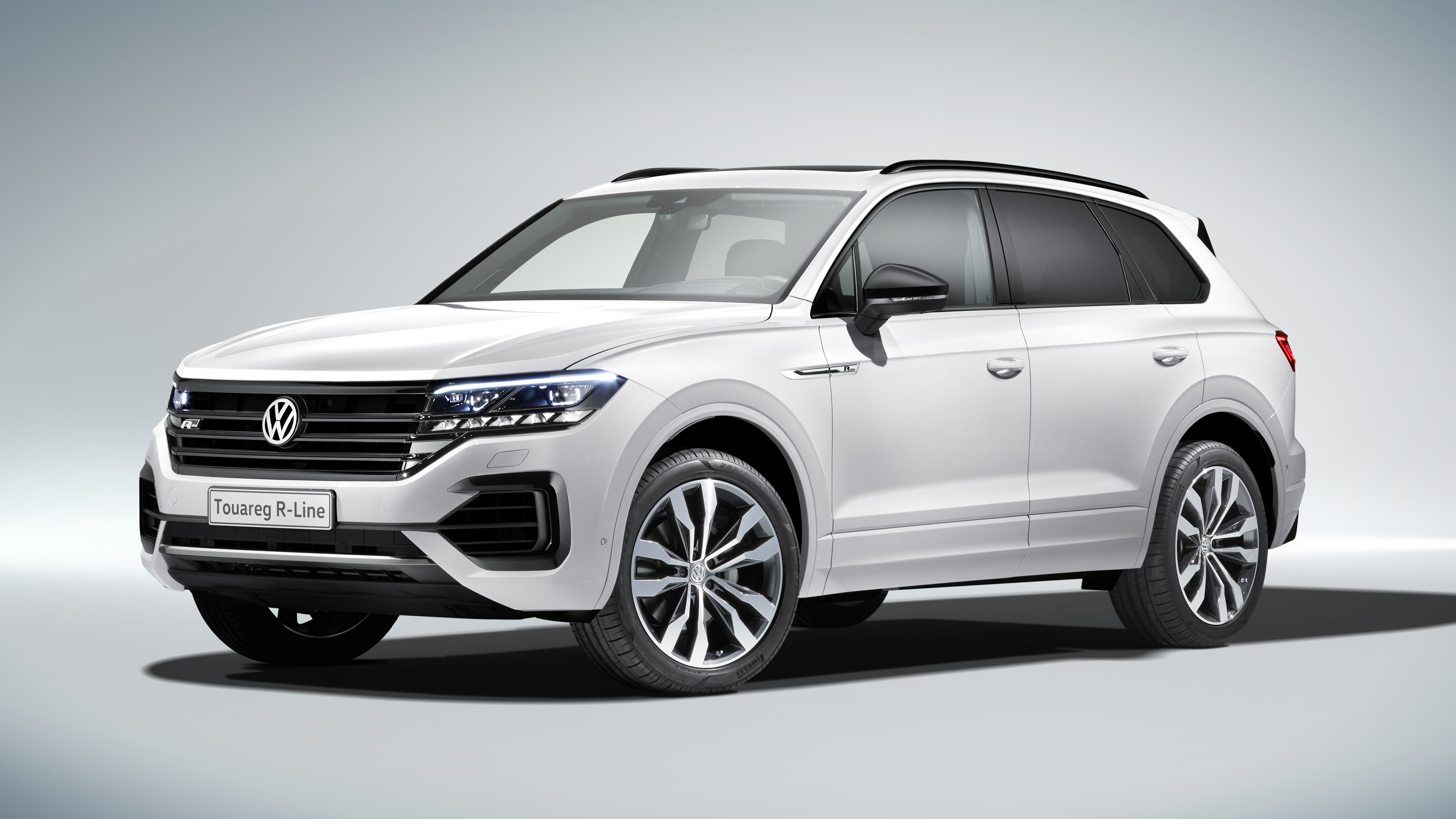 new_touareg_r-line_-_white_22.jpg