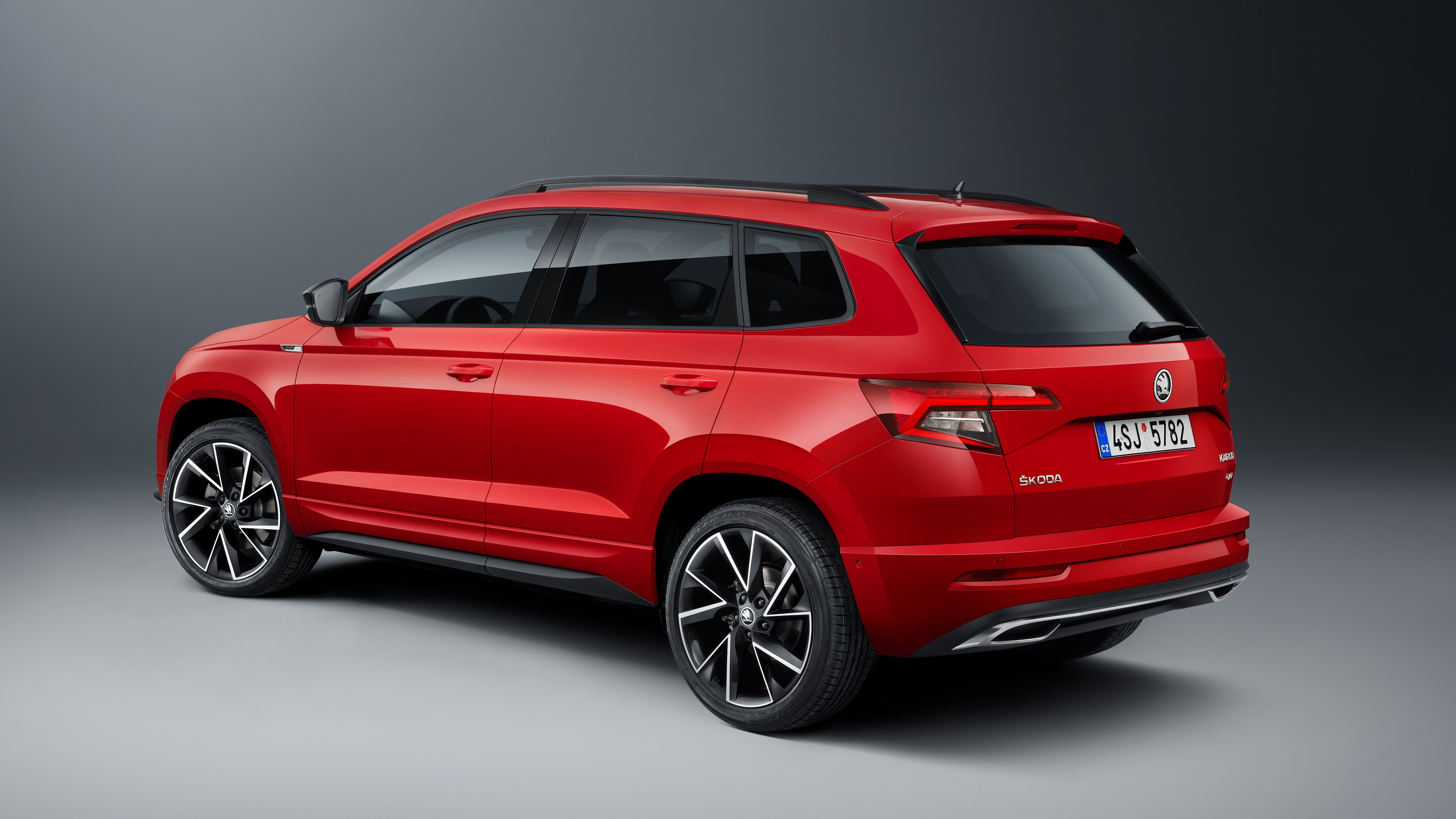 180802-skoda-karoq-sportline_34back.jpg