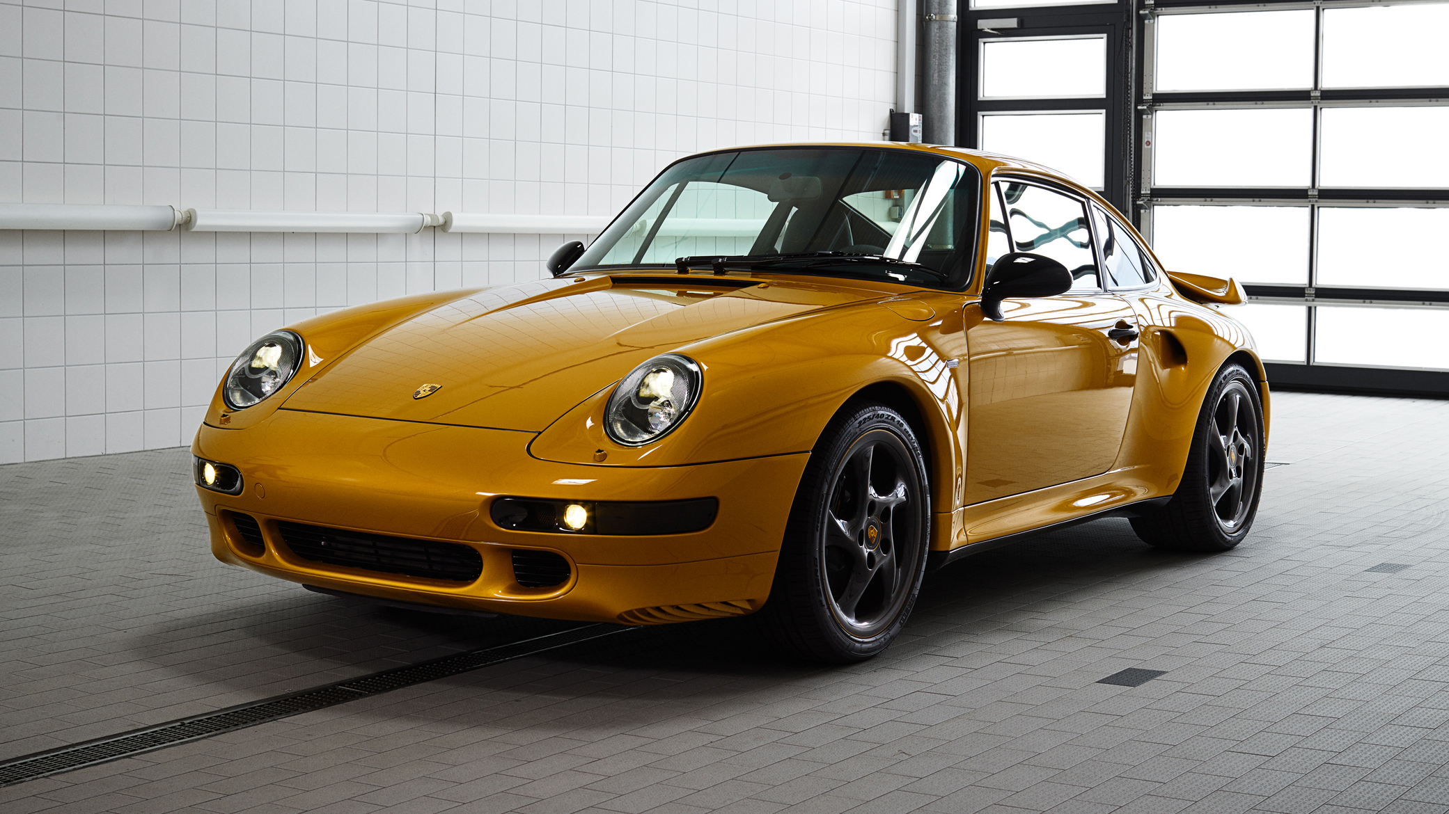 2018-porsche-911-turbo-classic-series-project-gold-_0.jpg