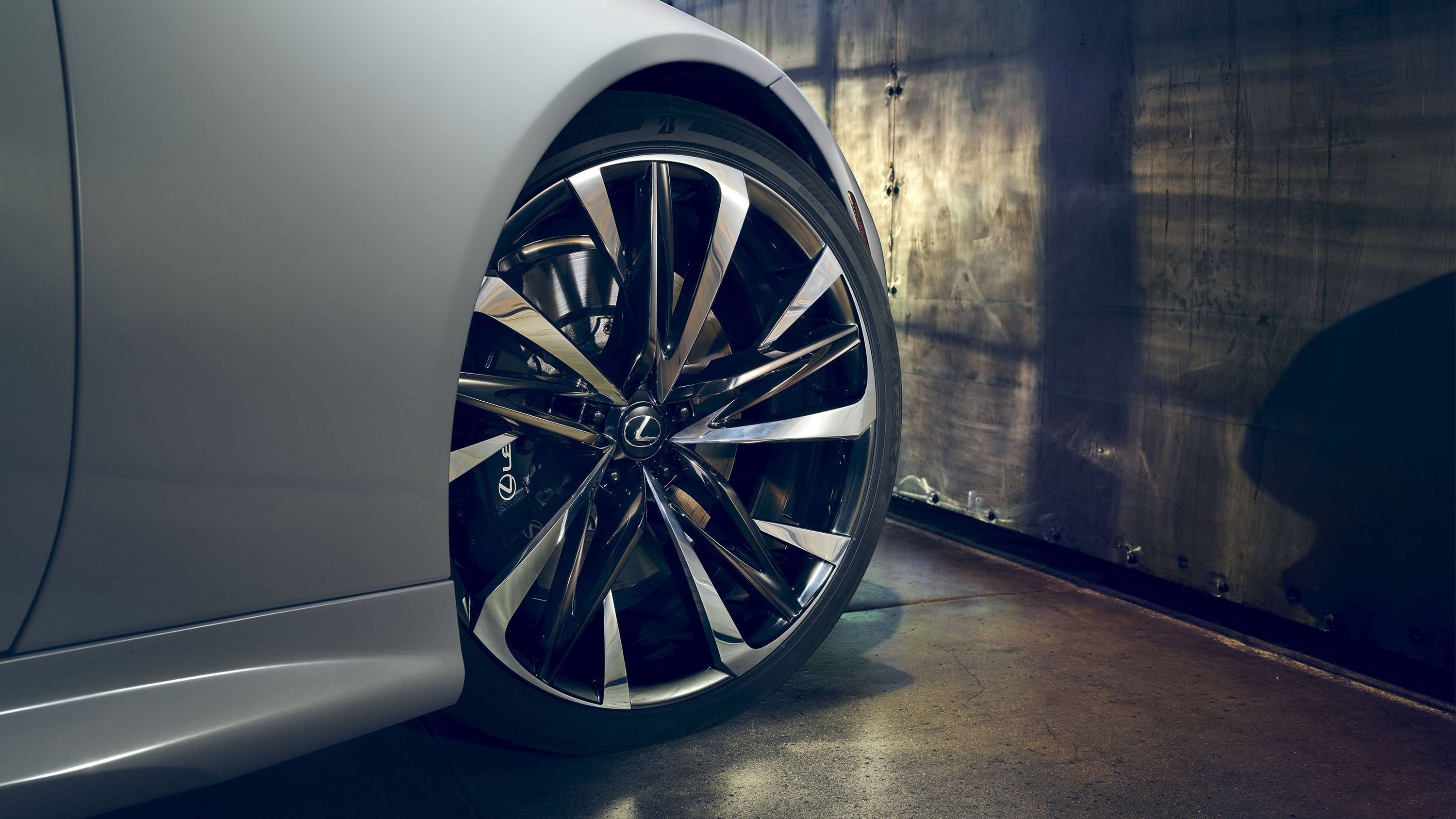 12_lexus_wheel_detail_v05.jpg