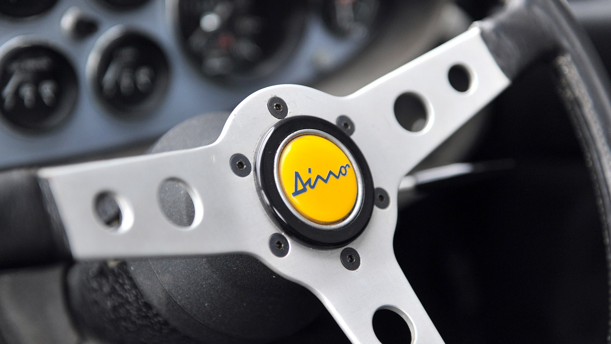 1972_ferrari_dino_246gt_coupe_steering_wheel_1200px.jpg