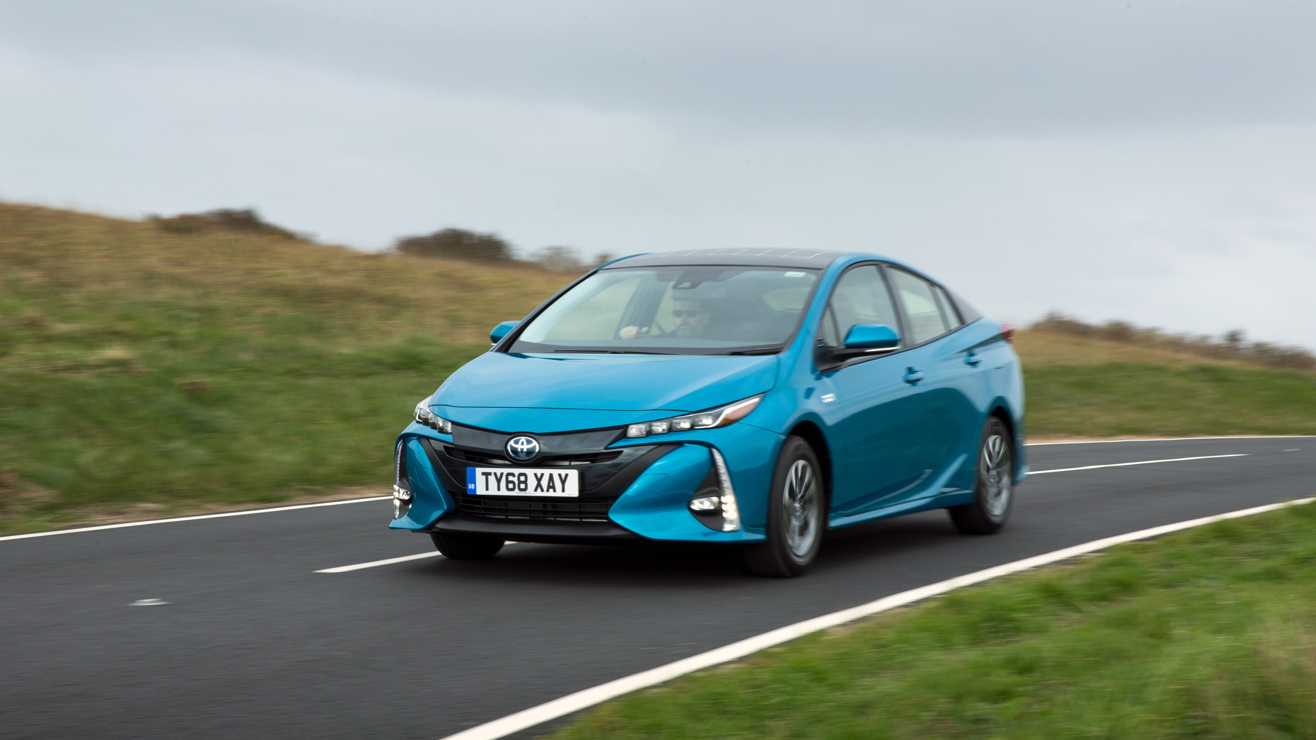 001_prius-plug-in-hybrid-ext-dynamic.jpg