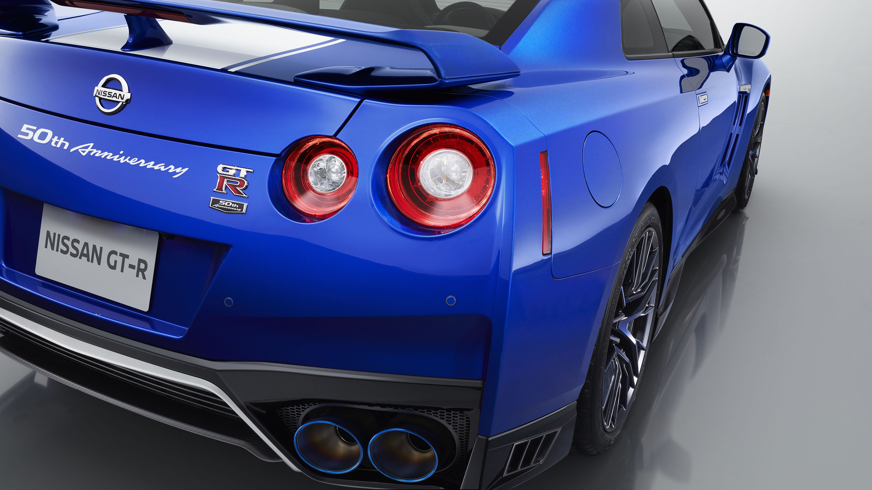 190405_my20_gt-r_anniversary_studio2.jpg