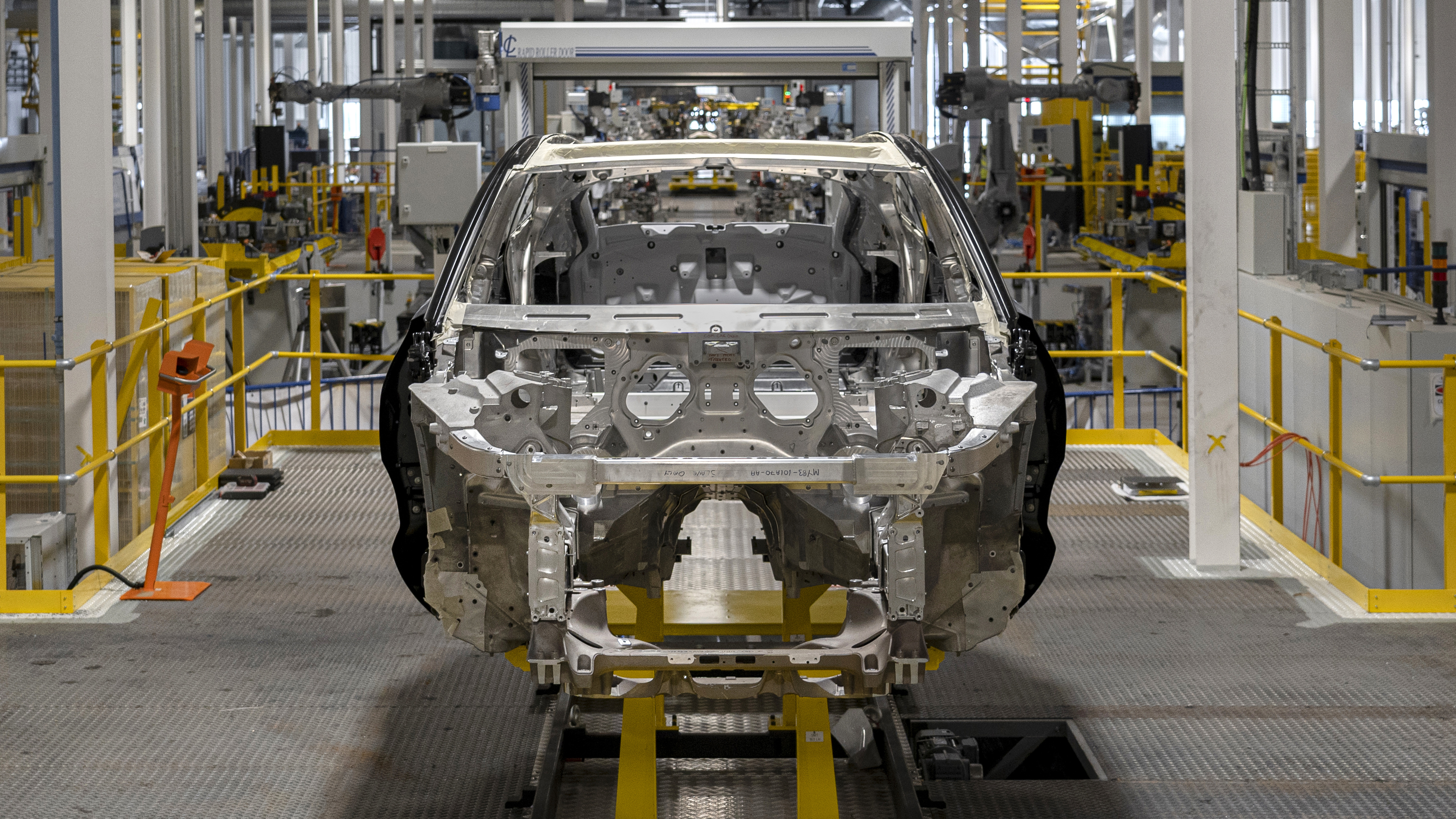 aston_martin_dbx_st_athan_17.jpg