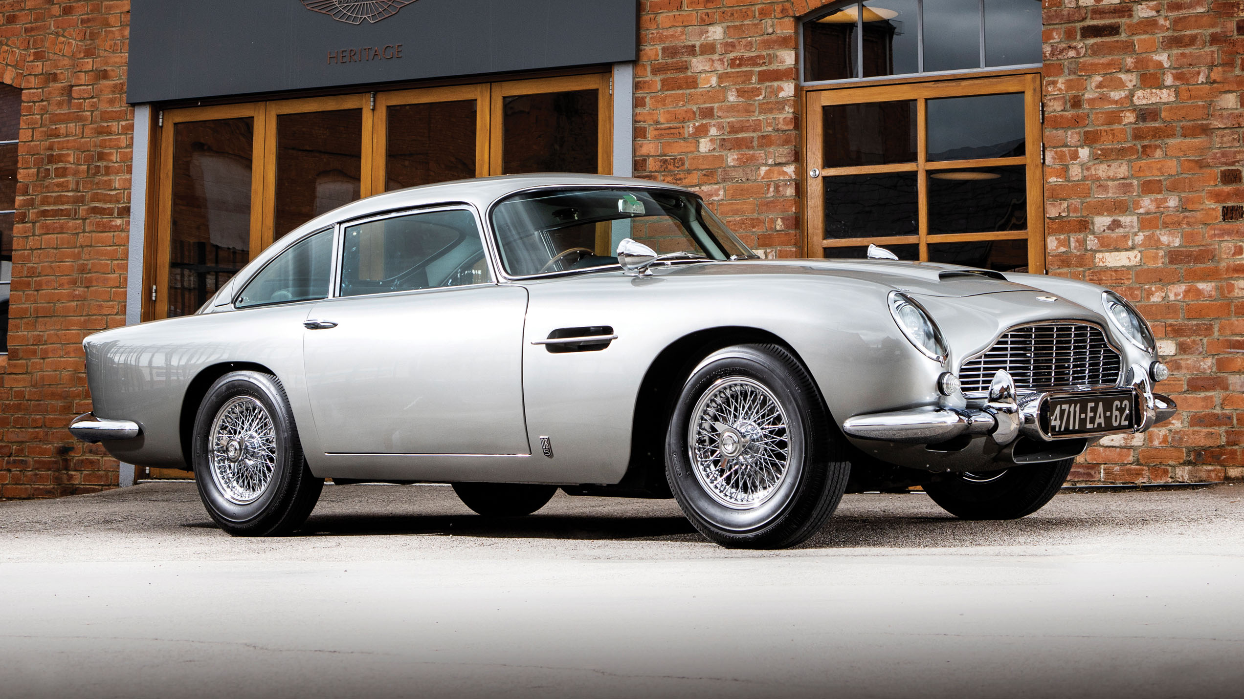 1965-aston-martin-db5-bond-car-_0.jpg