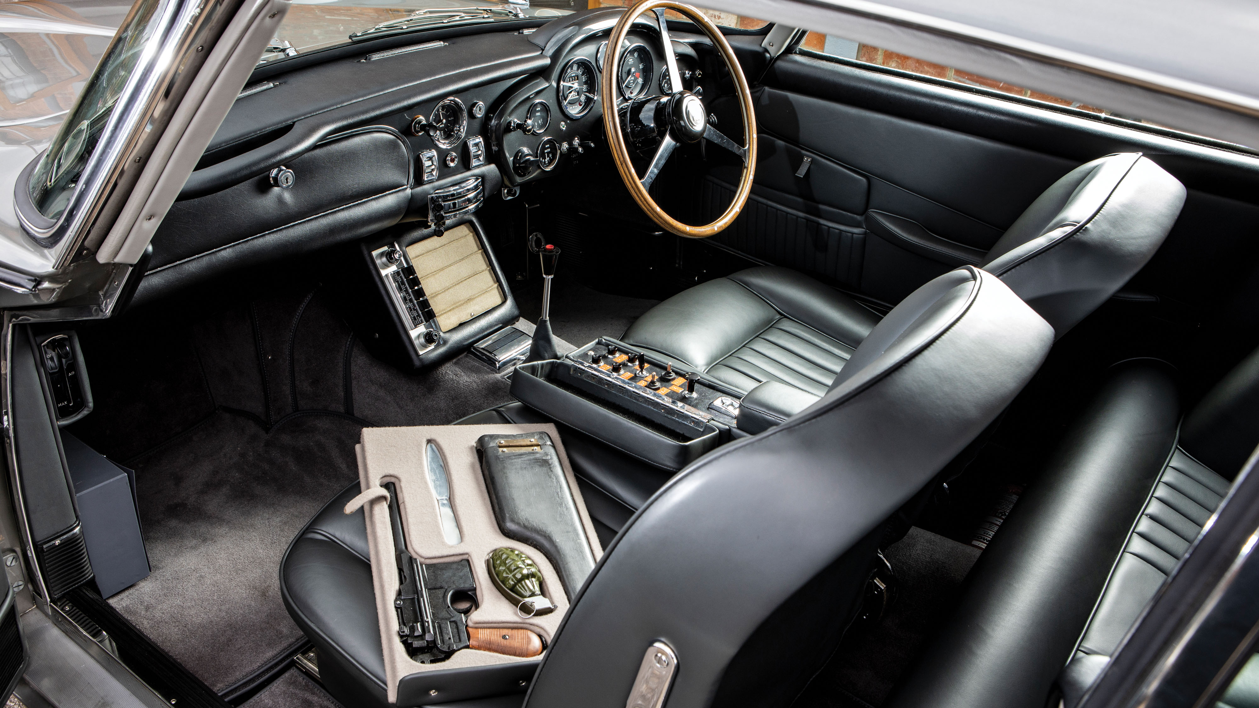 1965-aston-martin-db5-bond-car-_3.jpg