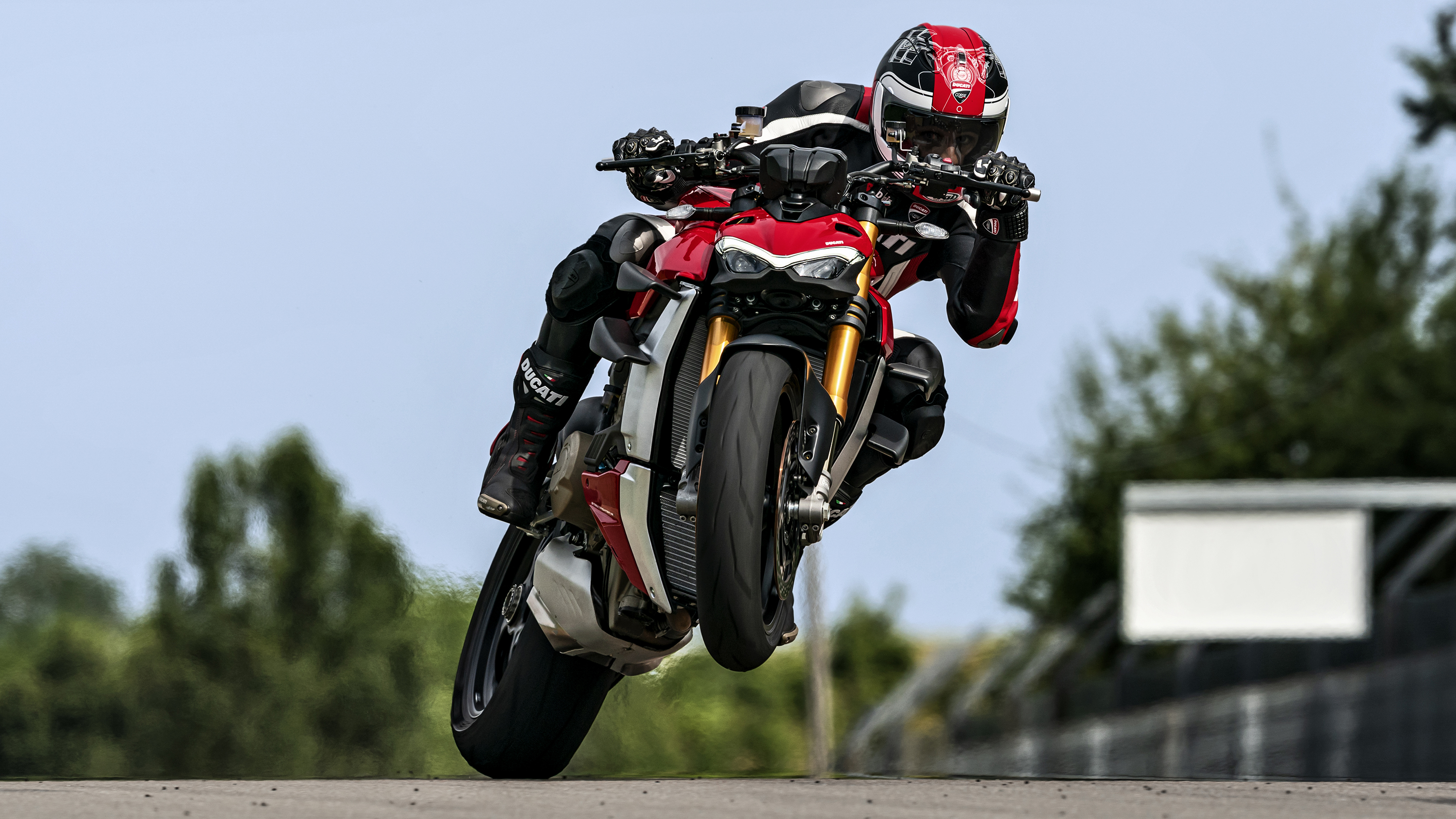 my20_ducati_streetfighter_v4_s_ambience_11_uc101675_high.jpg
