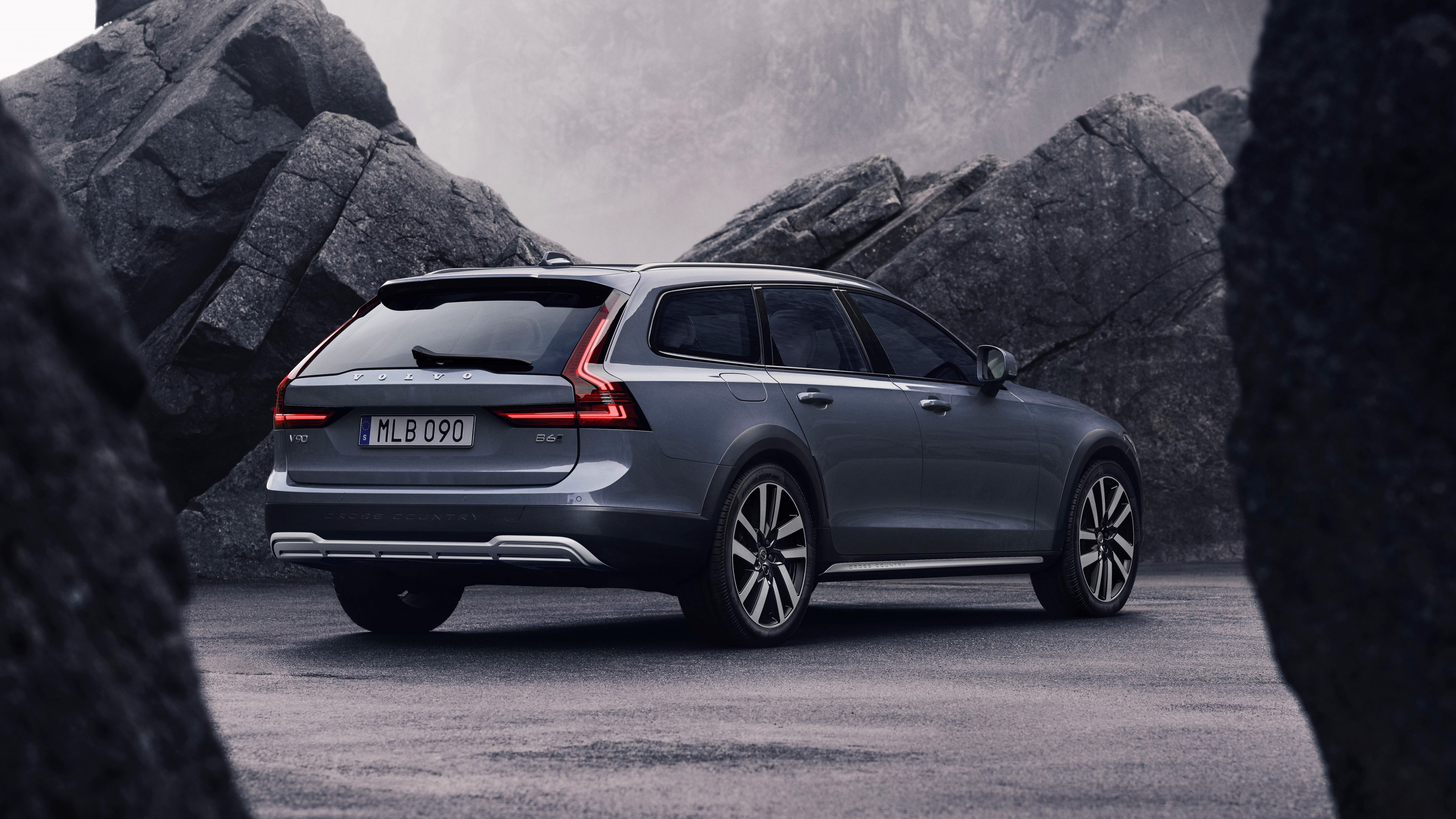 262610_the_refreshed_volvo_v90_b6_awd_cross_country_in_thunder_grey.jpg