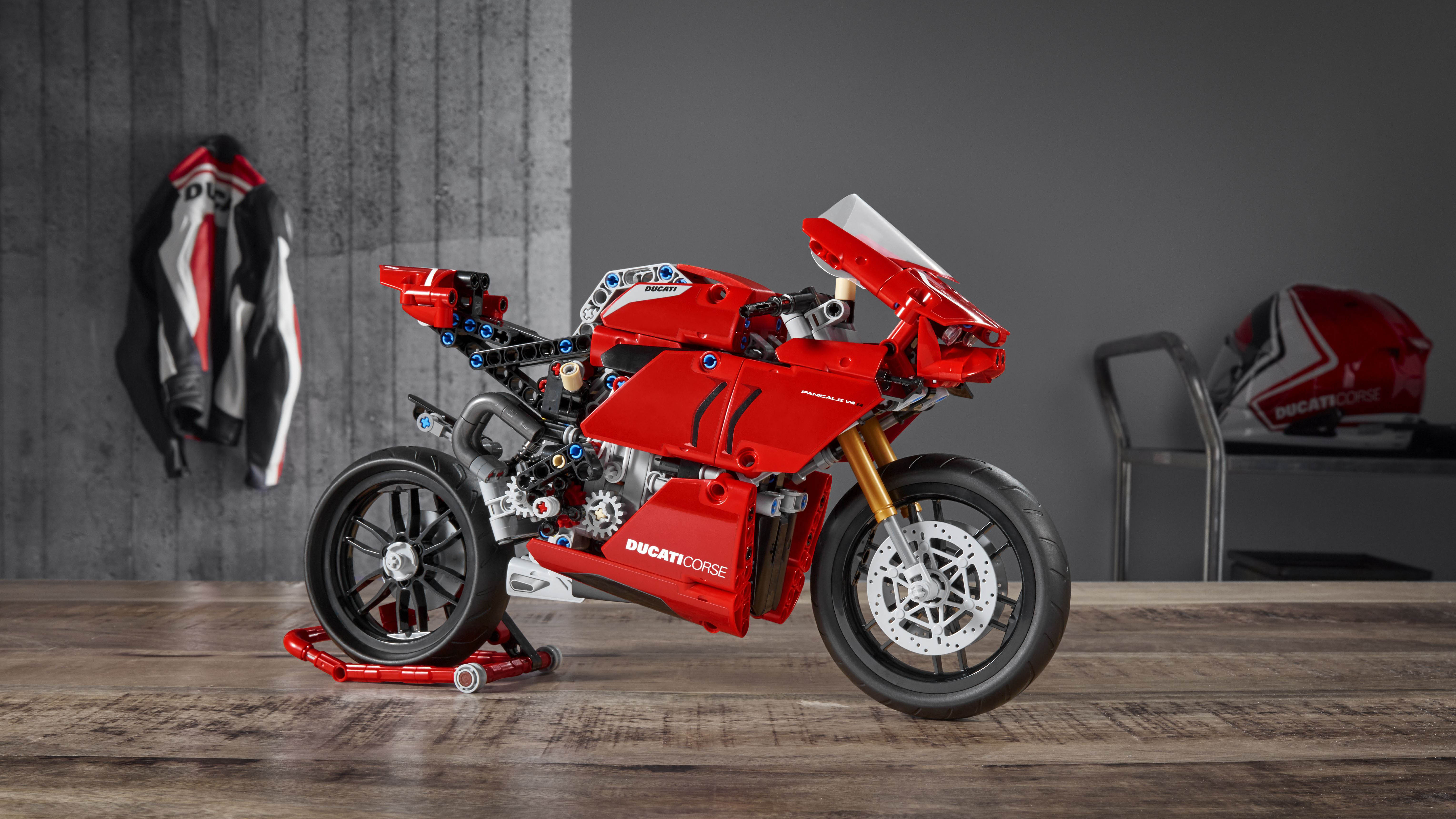 01_ducati_panigale_v4_r_lego_technic_uc154220_high.jpg