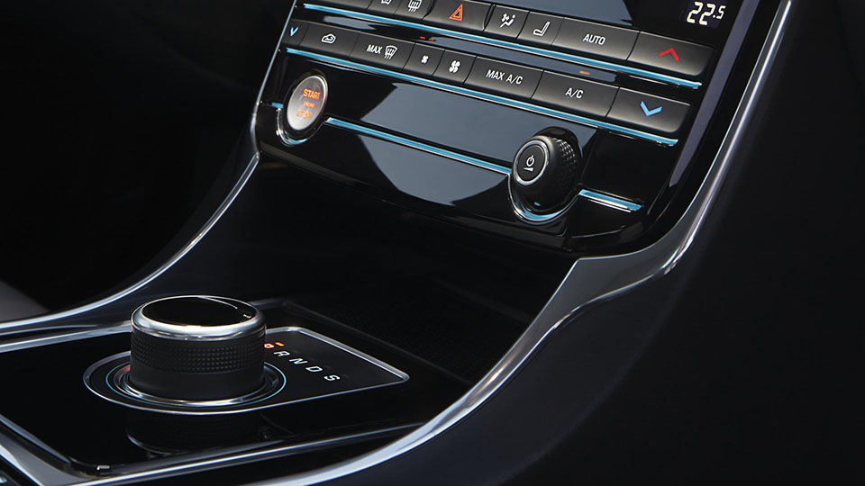 jaguar_xe_awd_location_detail_02.jpg
