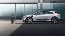 jag_i-pace_21my_exterior_charging_indus_silver_23.06.20_002.jpg
