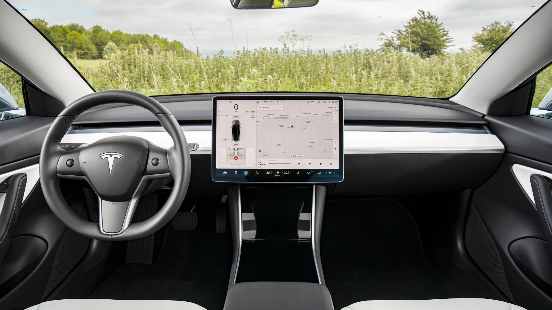 topgear_-_drives_-_tesla_model_3_-_hyundai_kona_-_bmw_330i_-_024.jpg