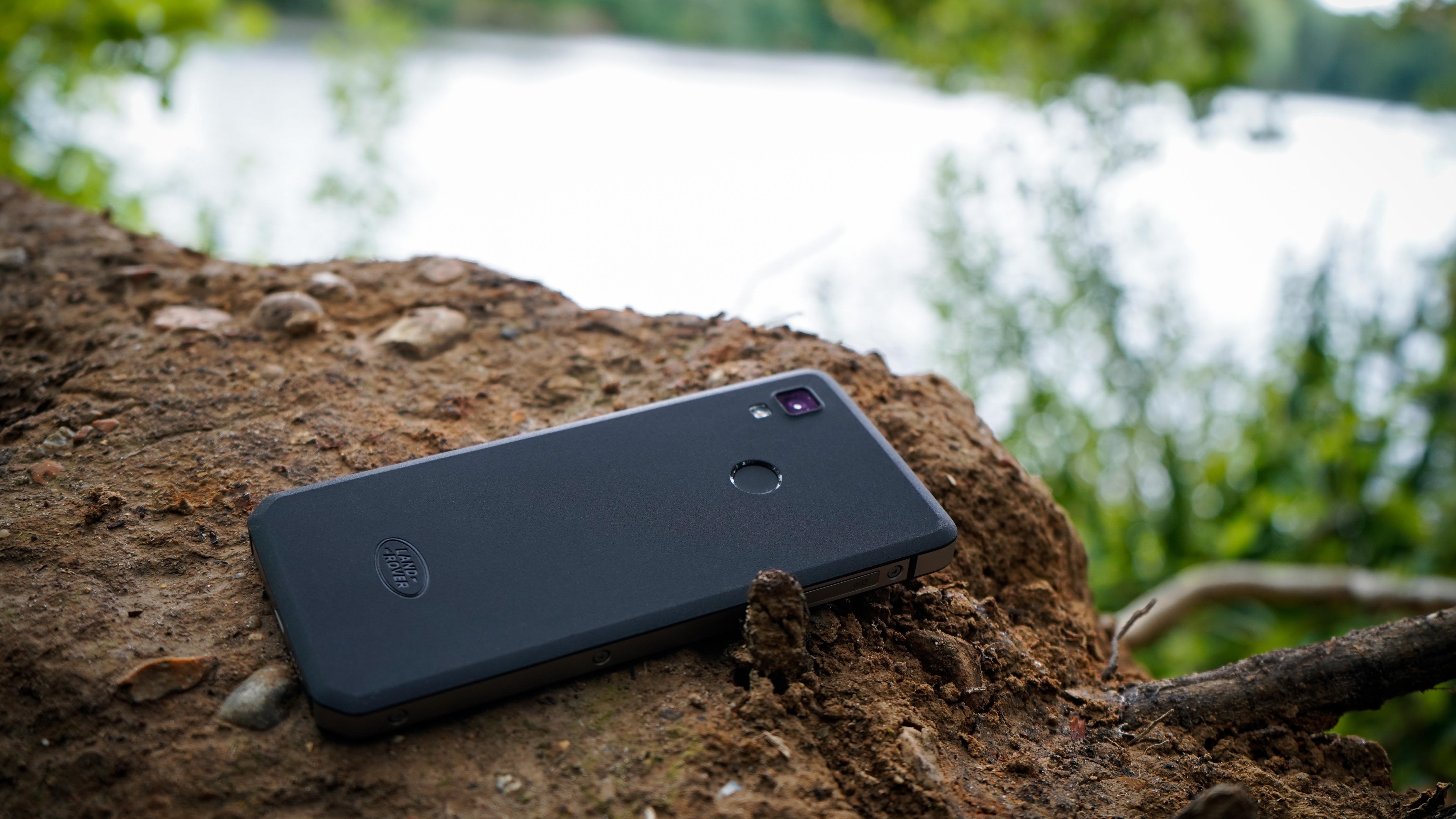 explore_r_outdoor_phone_5.jpg