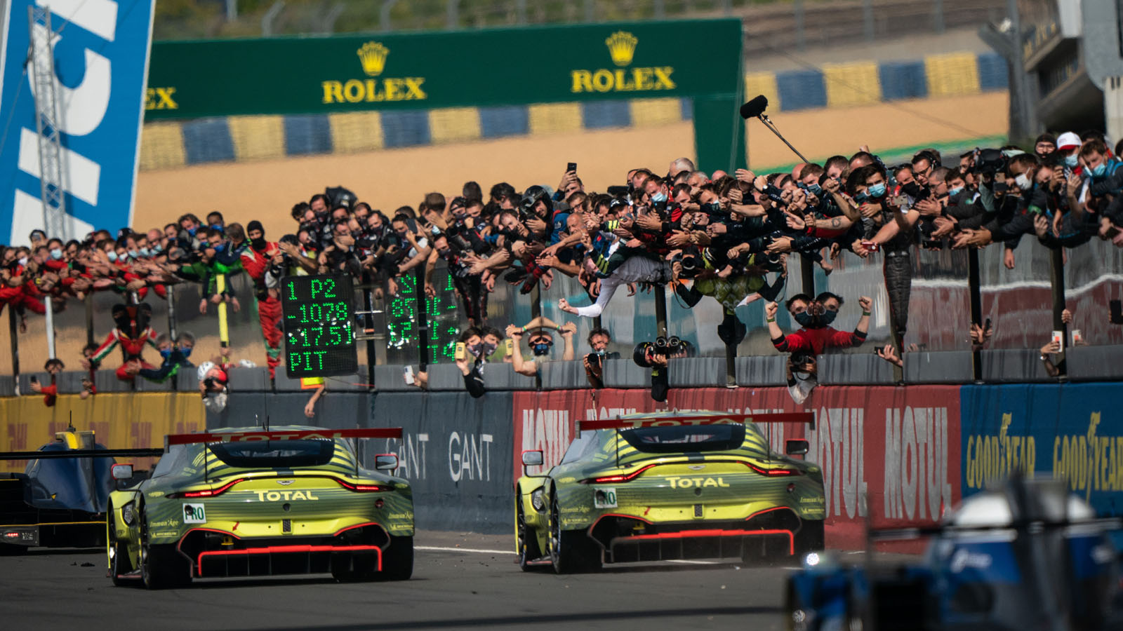 the_team_clinches_the_world_championship_title_for_aston_martin-jpg.jpg