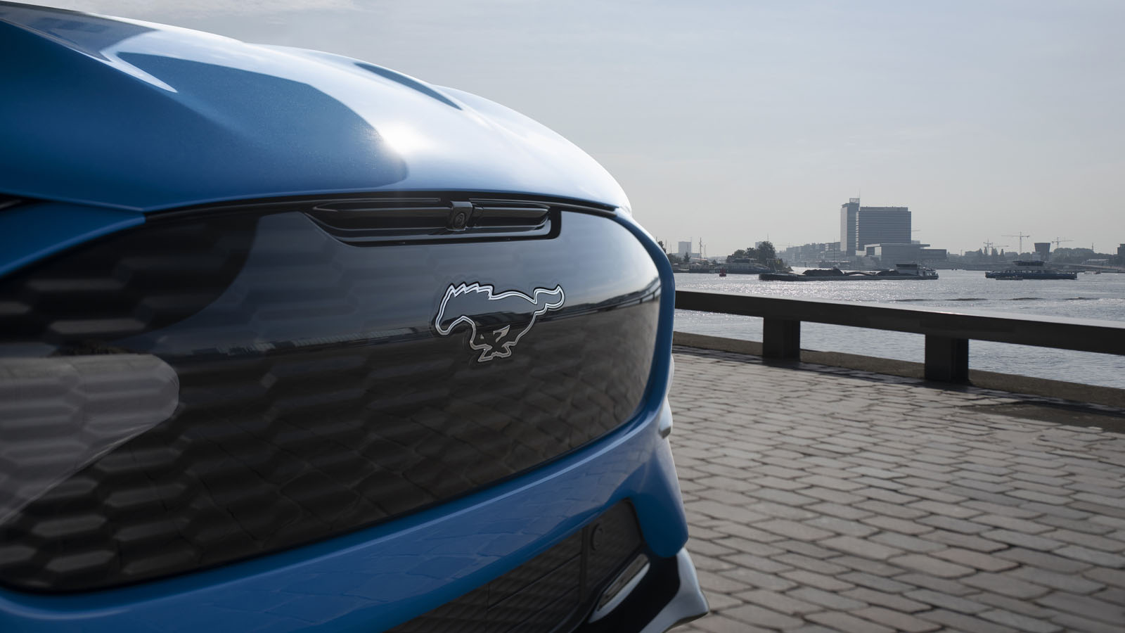 2020_ford_mach-e_gt_02.jpg