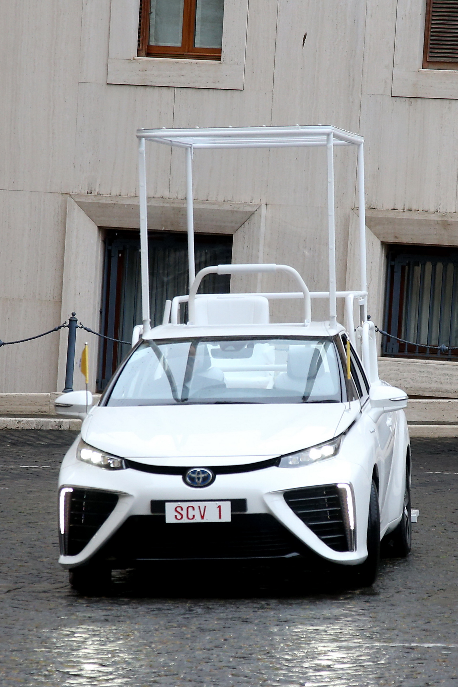 toyota-mirai-popemobile-01.jpg