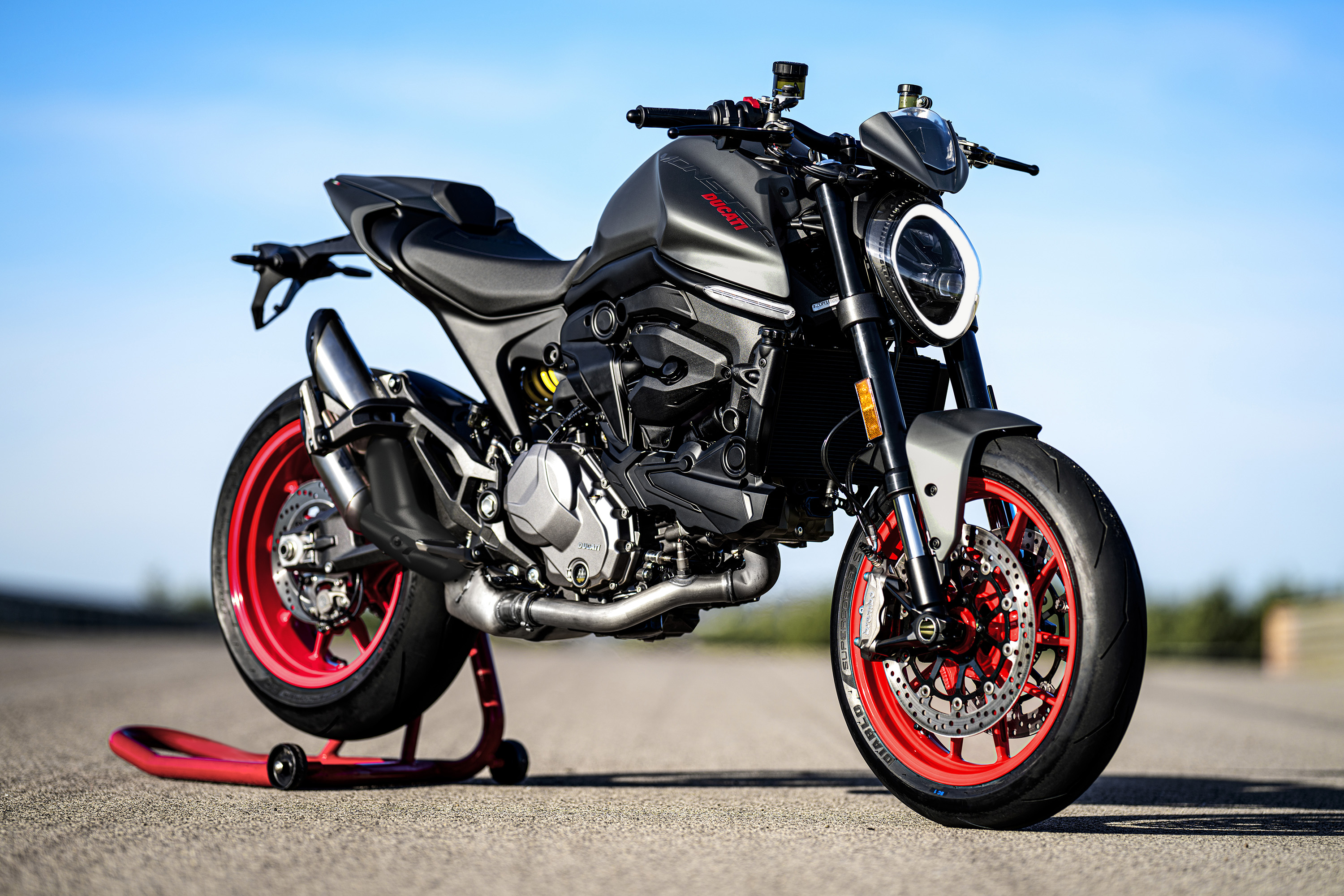 my21_ducati_monster_plus_ambience_4_uc214574_high.jpg