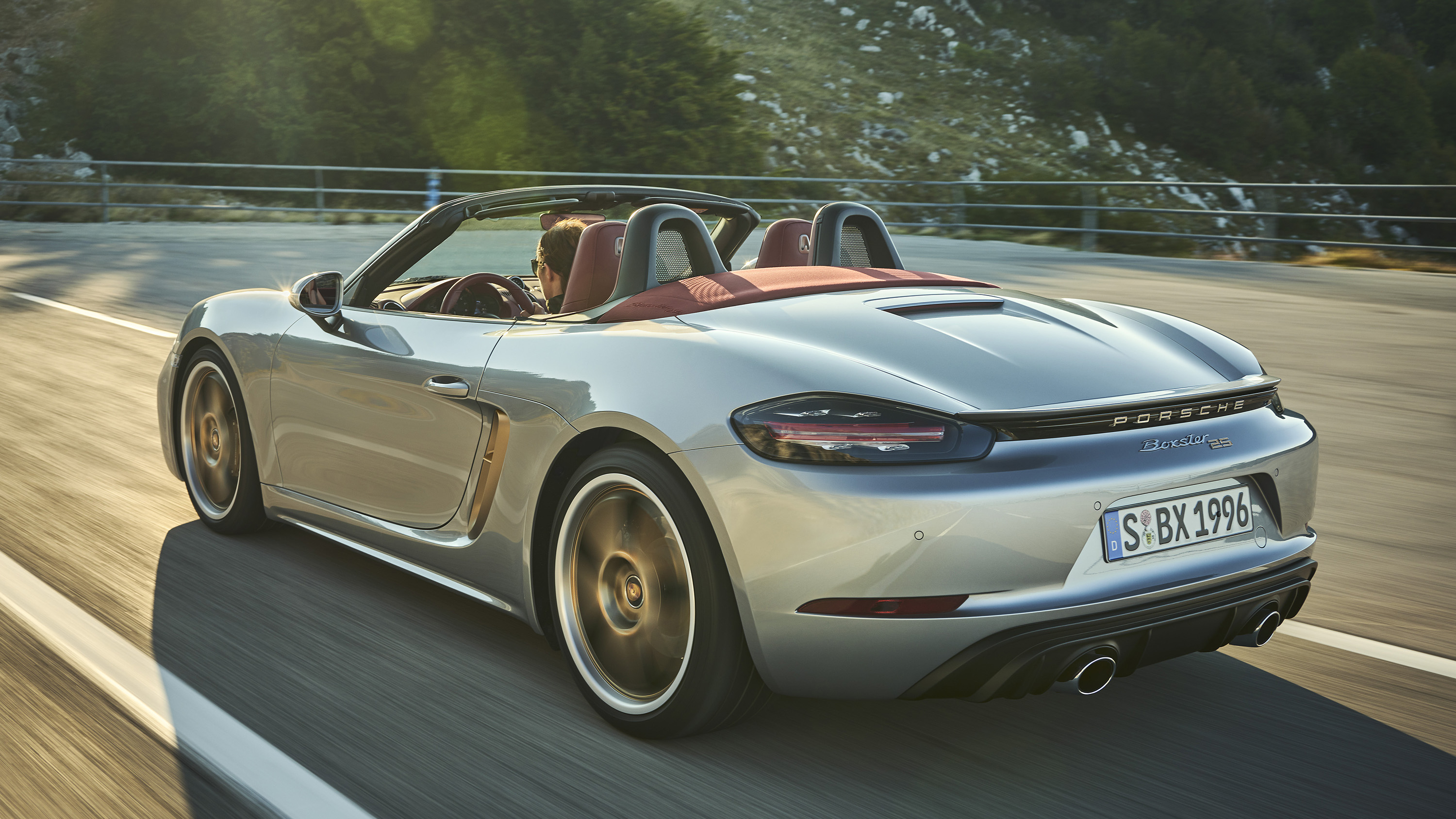 embargo_23_01_gmt_12_january_2021_porsche_boxster_25_years_rear_tracking.jpg