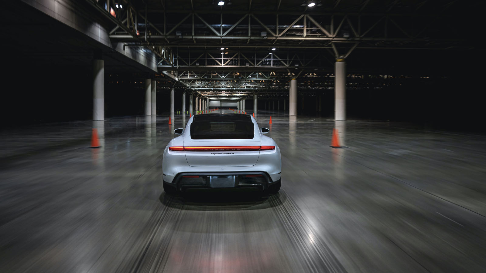 taycan_turbo_s_indoor_speed_record_001_ma906465.jpg