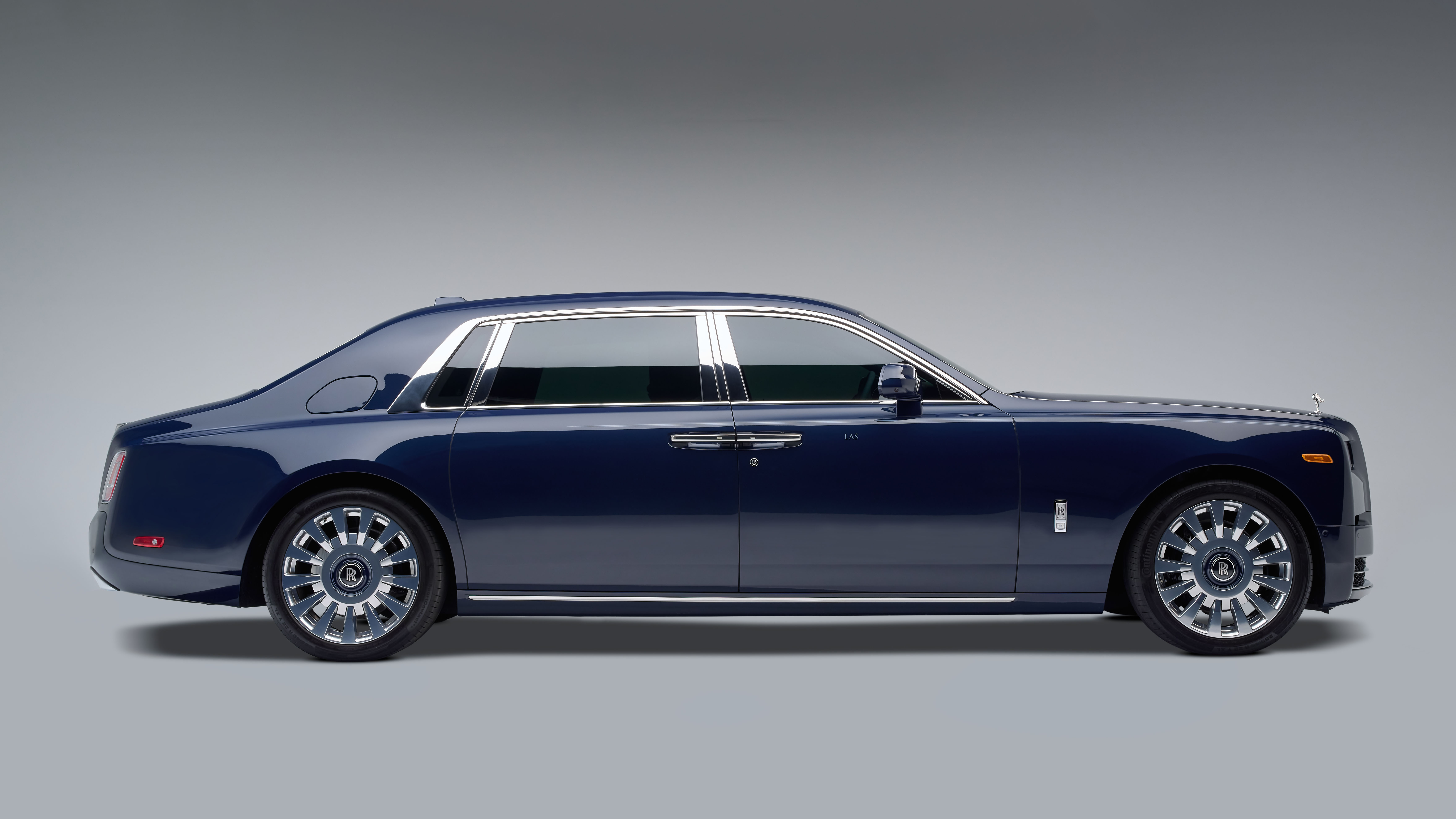 jbs-2021rollsroycephantom-8angles-002_edited.jpg