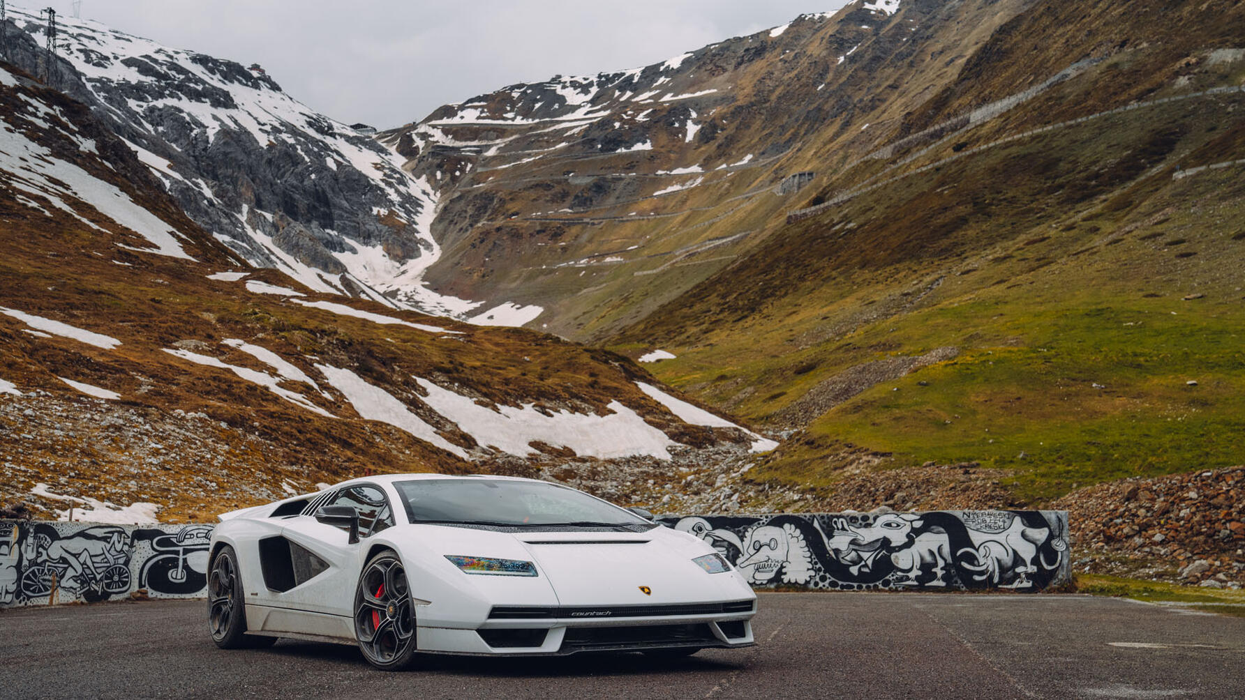 Lamborghini Countach vs Stelvio 