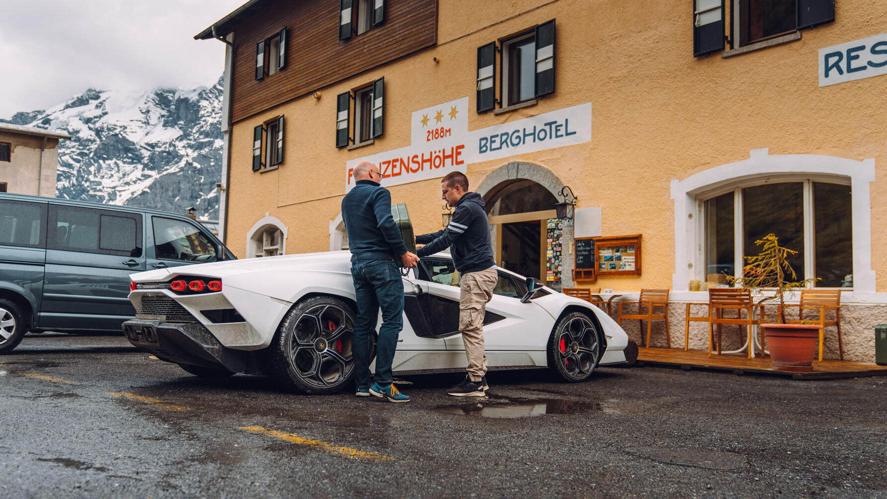 Lamborghini Countach vs Stelvio 